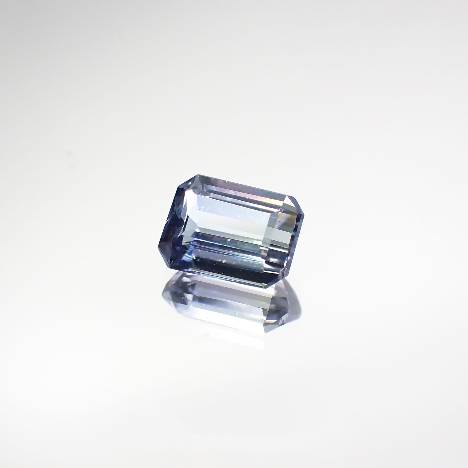 パーティカラータンザナイト(宝石名パーティカラード・ゾイサイト) タンザニア産 0.548ct ソ付(彩珠)[210711842]5.2×3.9mm前後