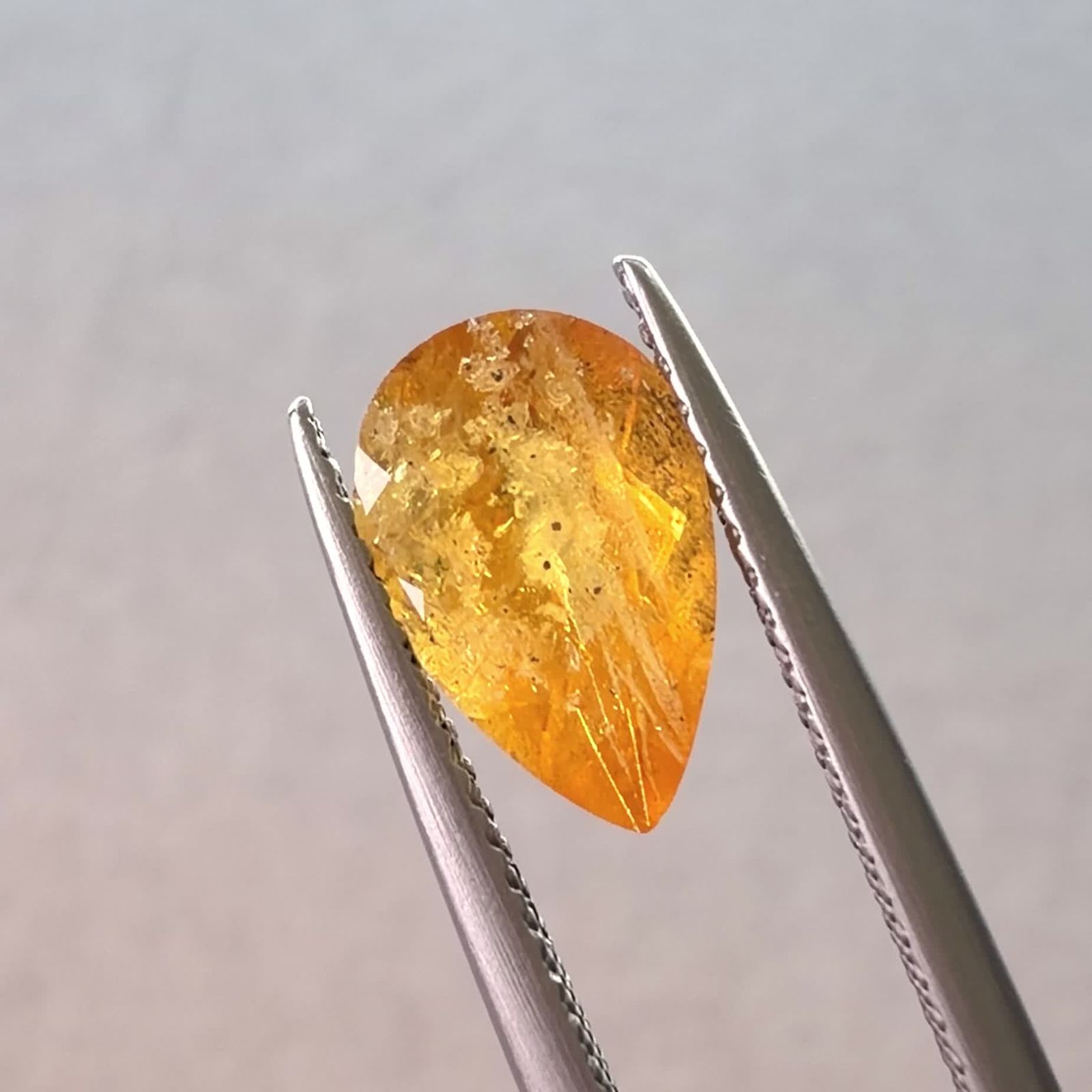 黄金に輝く希少石「コンドロダイト」とは？宝石としての特徴から鉱物