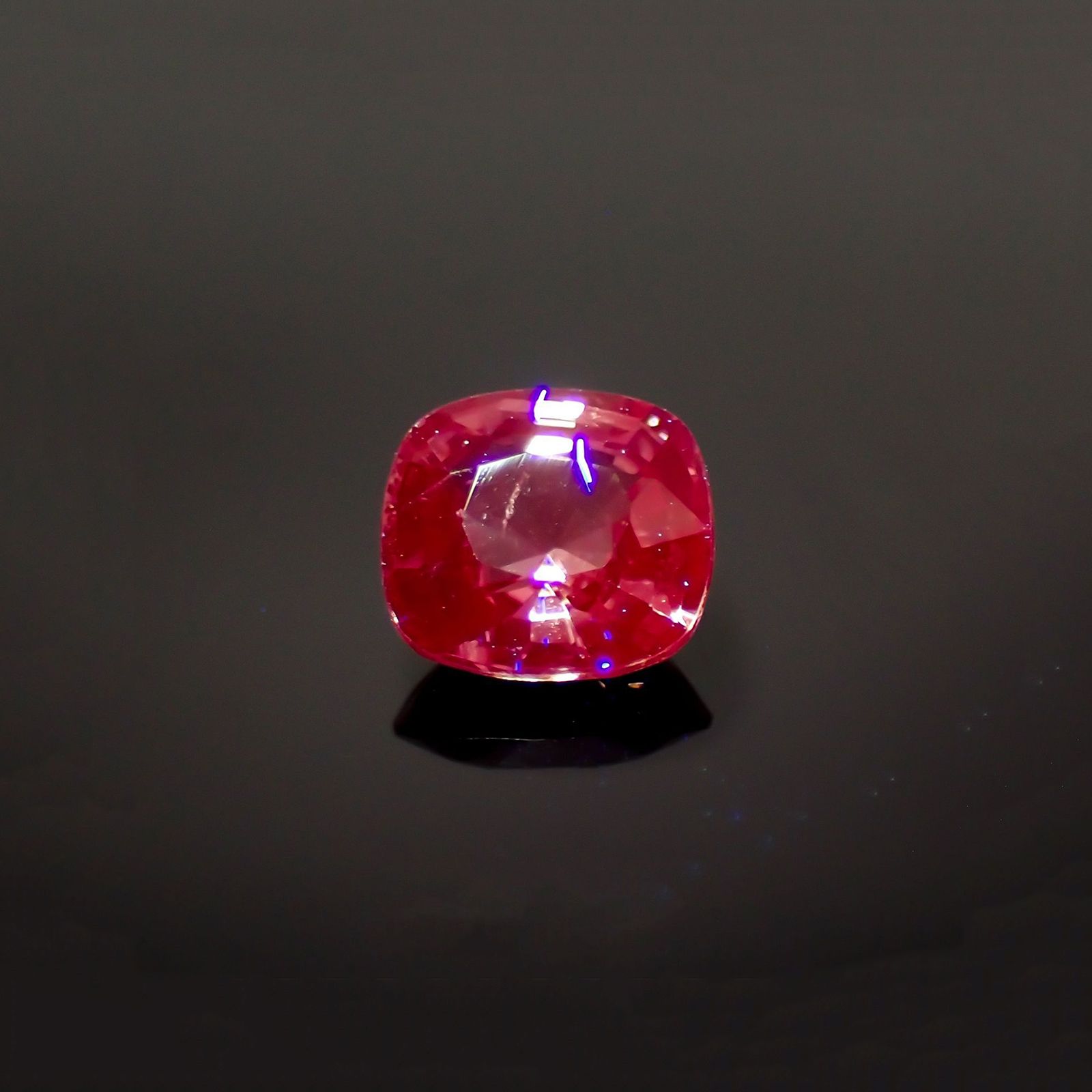 パープルスピネル(宝石名スピネル)ビルマ産 識別済 1.20ct / 6.8x6.3mm前後 [231124304]