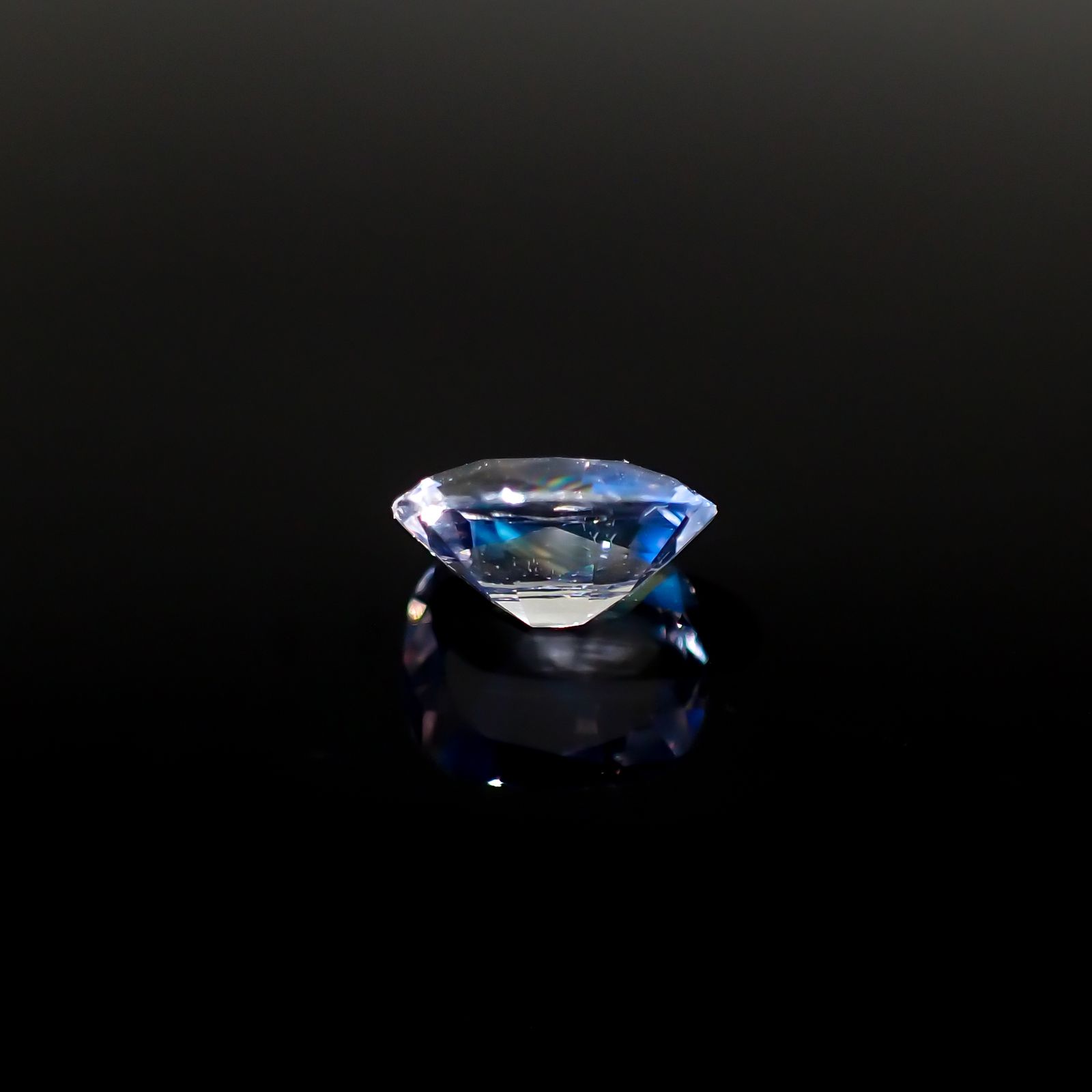 レインボームーンストーン(宝石名ラブラドライト)マダガスカル産 1.298ct ソ付(彩珠)[240326939]7.9x6.9mm前後