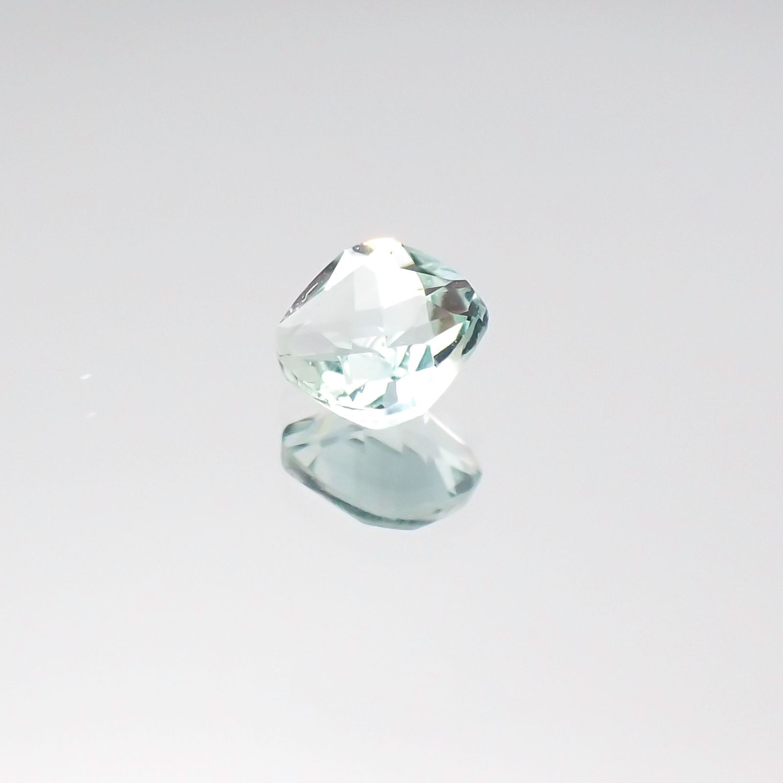 ミントベリル(宝石名グリーン・ベリル)ブラジル産 0.26ct 識別済[231024020]4x4mm前後