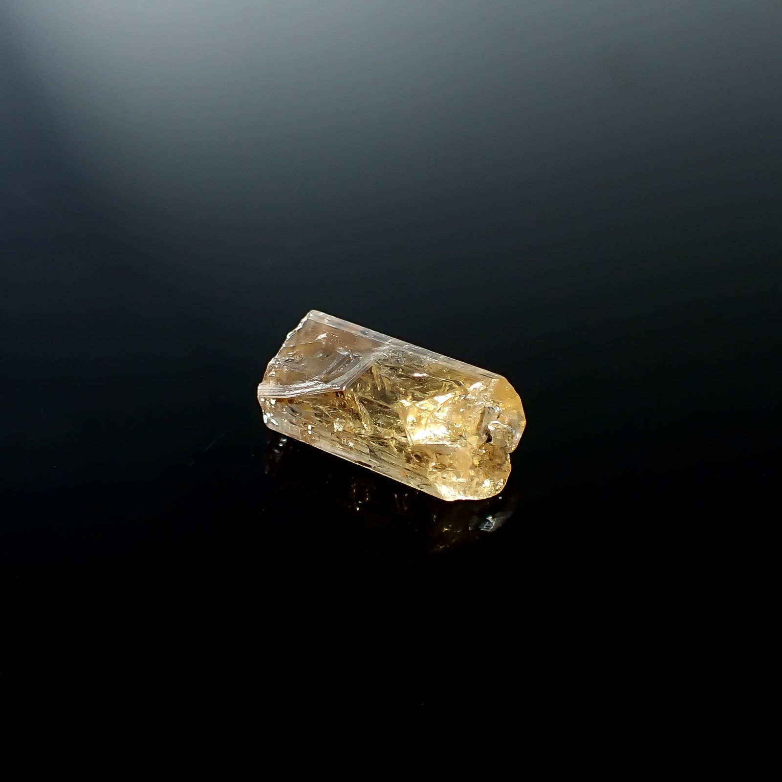 インペリアルトパーズ 原石 ザンビア産 15.46ct / 19.2x9.5mm前後 [250730936]