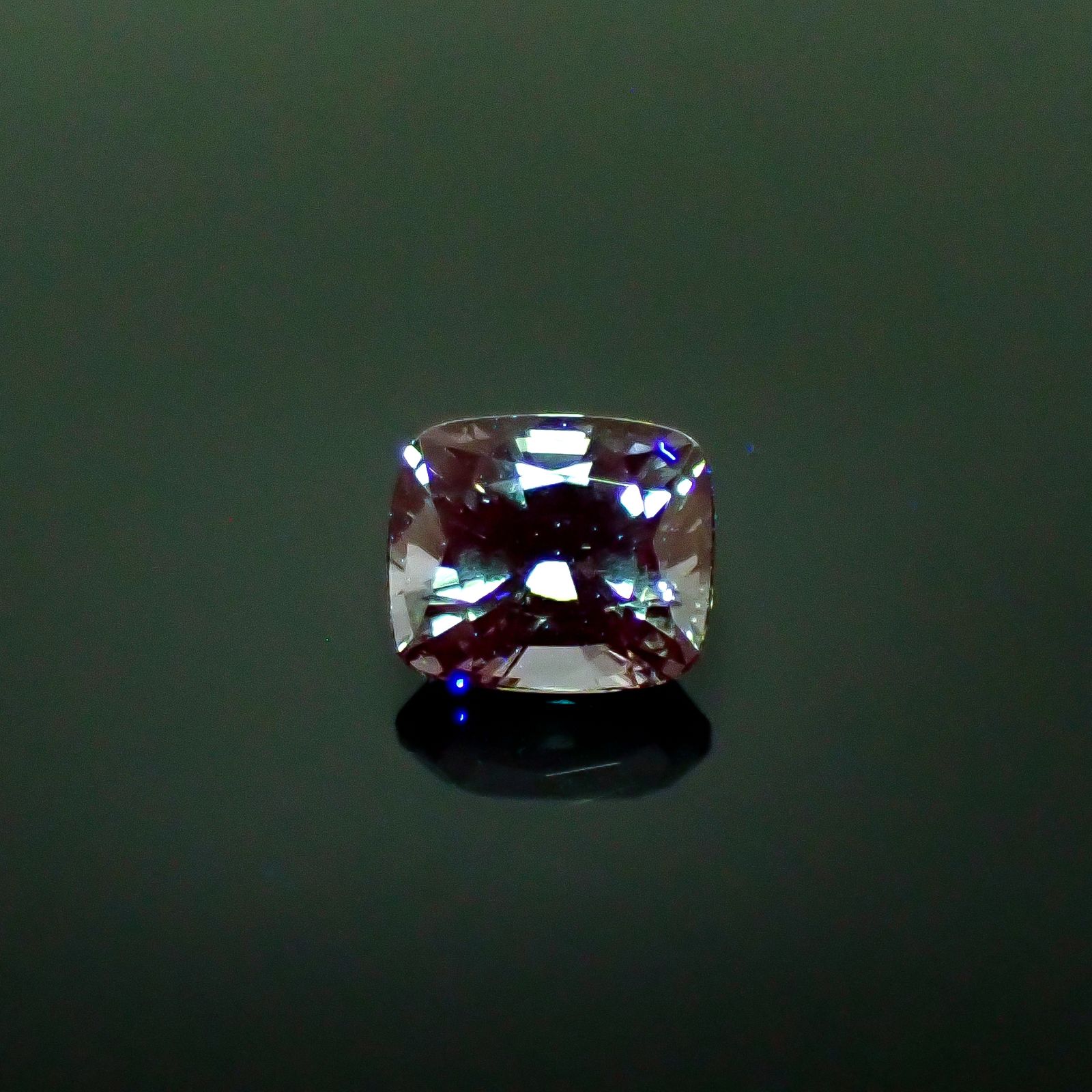 プラチナスピネル(宝石名スピネル)ビルマ産 0.97ct 識別済[250730756]6x5.2mm前後