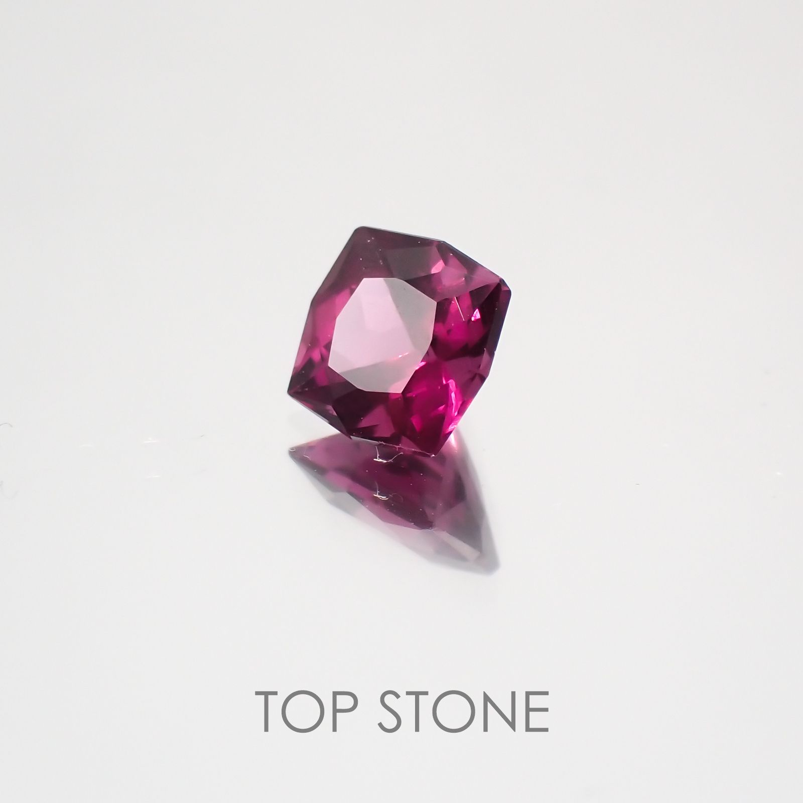◇カスタムカット◇グレープガーネット(宝石名ガーネット) ブラジル産 0.71ct 識別済[21019682]5.1×5.1mm前後