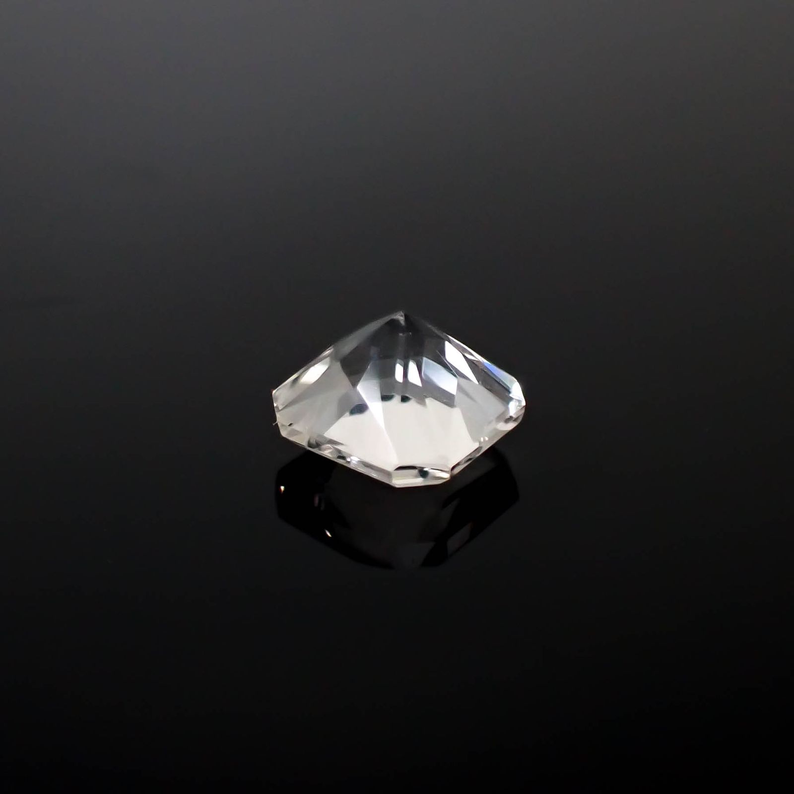 カラーレスフローライト フルオレッセンス イギリス産 2.10ct [250430159]7.3x7.2mm前後