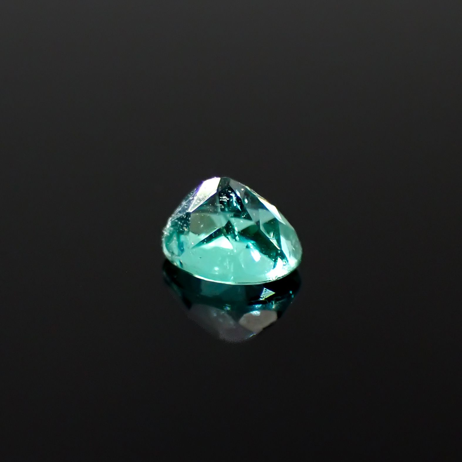パライバトルマリン ブラジル・パライバ州バターリャ鉱山産 0.30ct[240928760]4.4x3.6mm前後