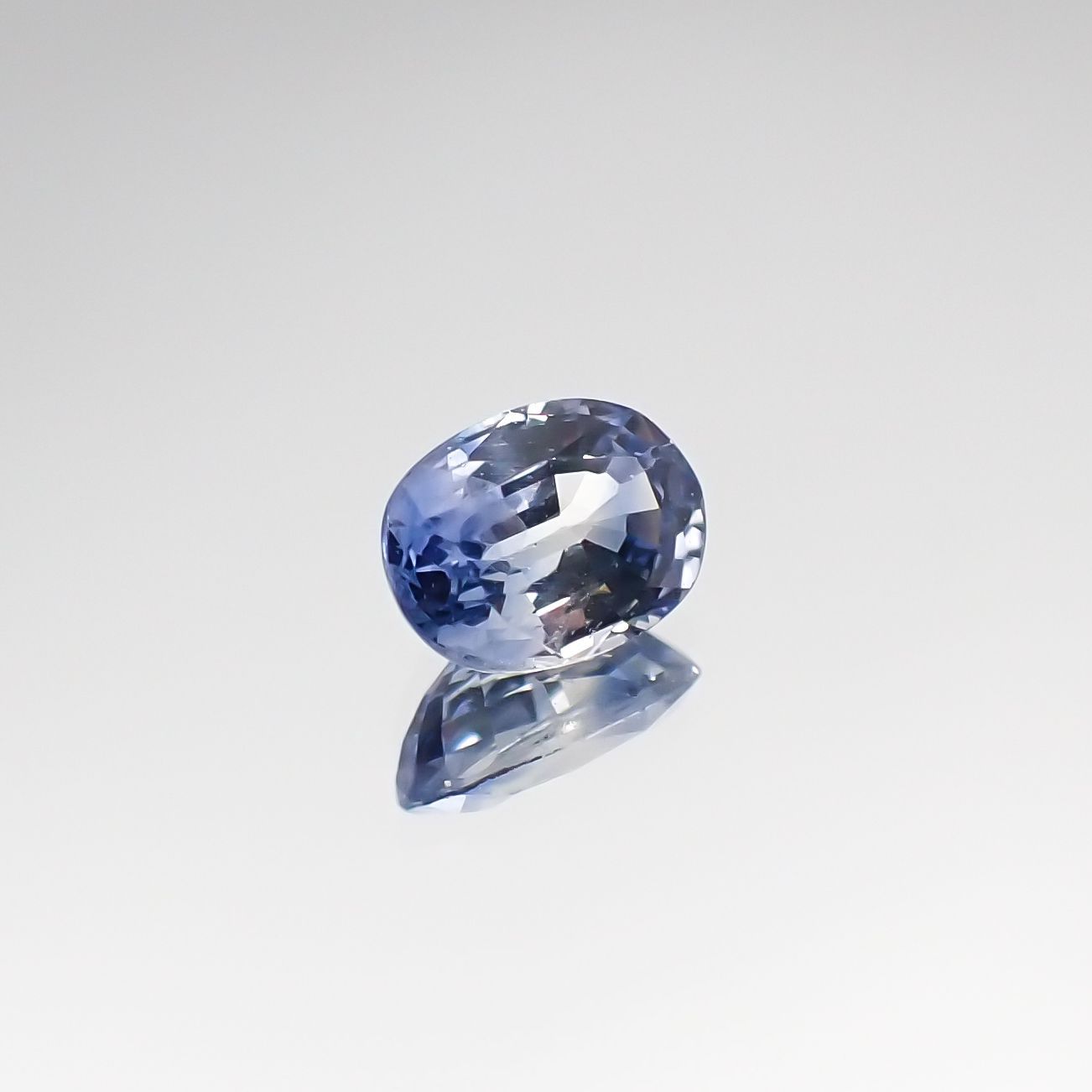 アイスブルーサファイア スリランカ・マダガスカル産 ルース 0.44ct[210711173]5.2×3.7mm前後