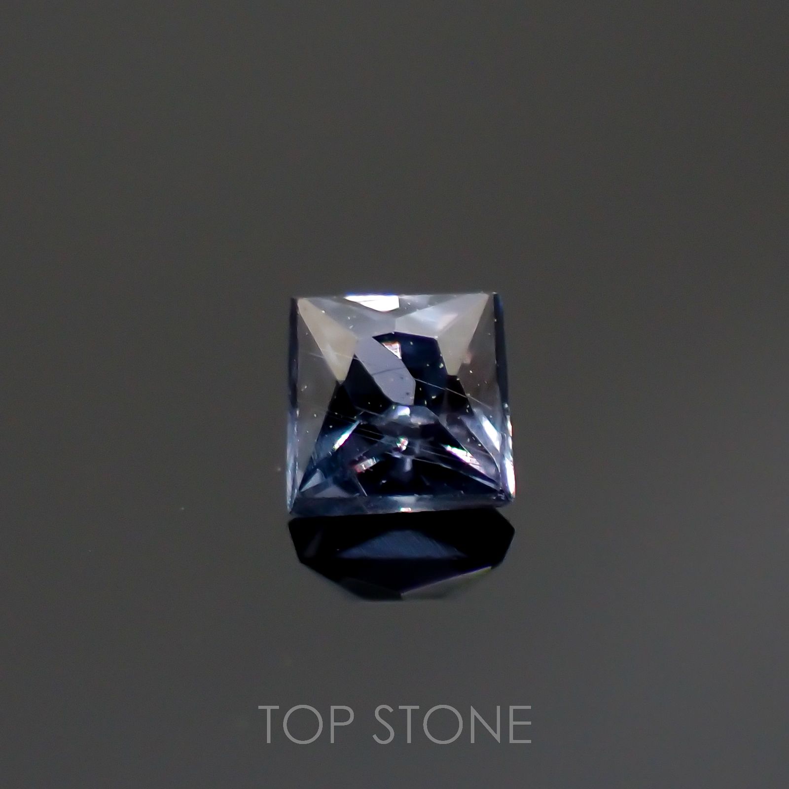 ◇プリンセスカット◇カラーチェンジガーネット アレキタイプ(宝石名ガーネット)マダガスカル・ベキリー産 0.10ct 識別済[220616546]2.4x2.4mm前後