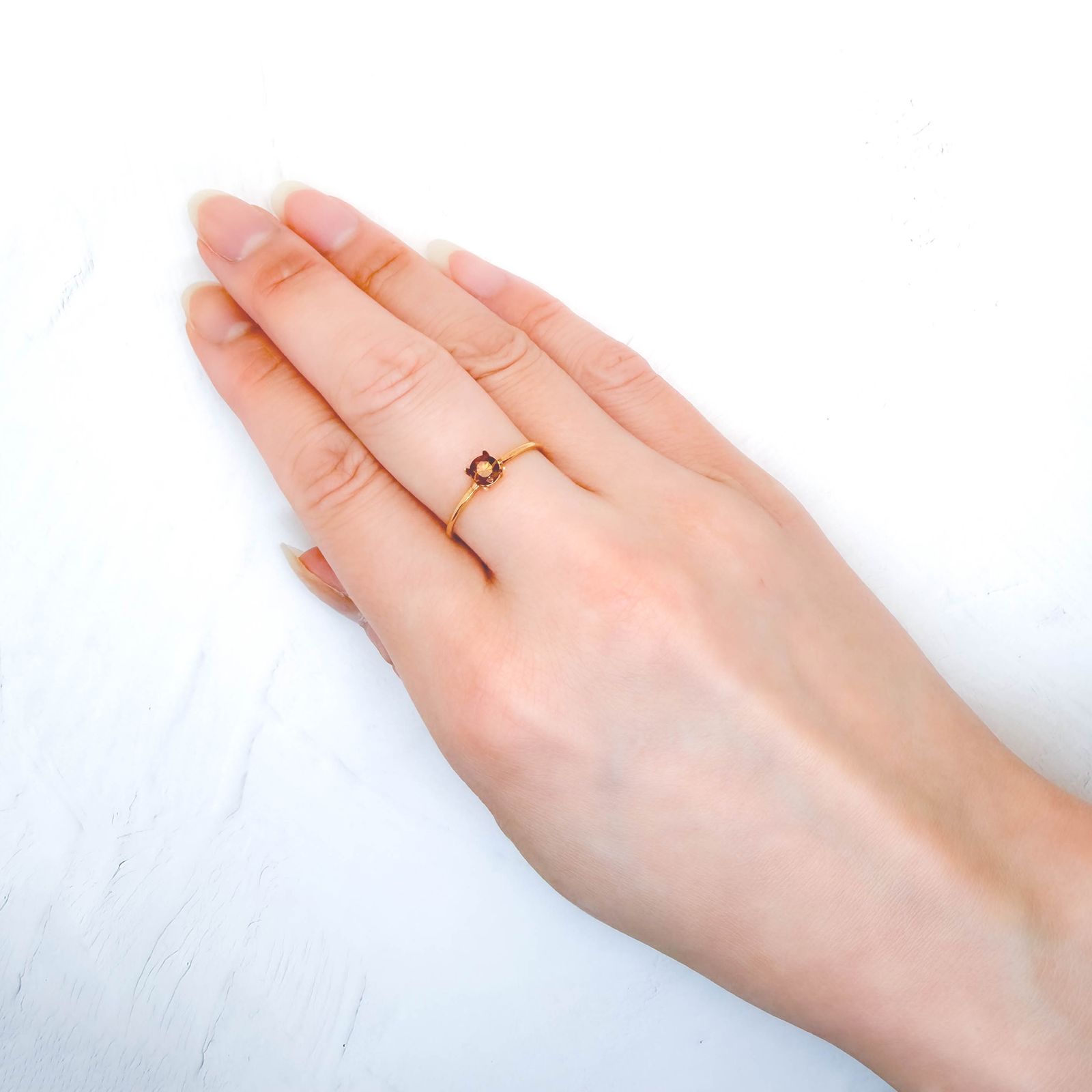 ゴールデンアイオライト(宝石名コーディエライト)マダガスカル産 識別済 0.26ct / 4.2x4.2mm前後 [260532196]