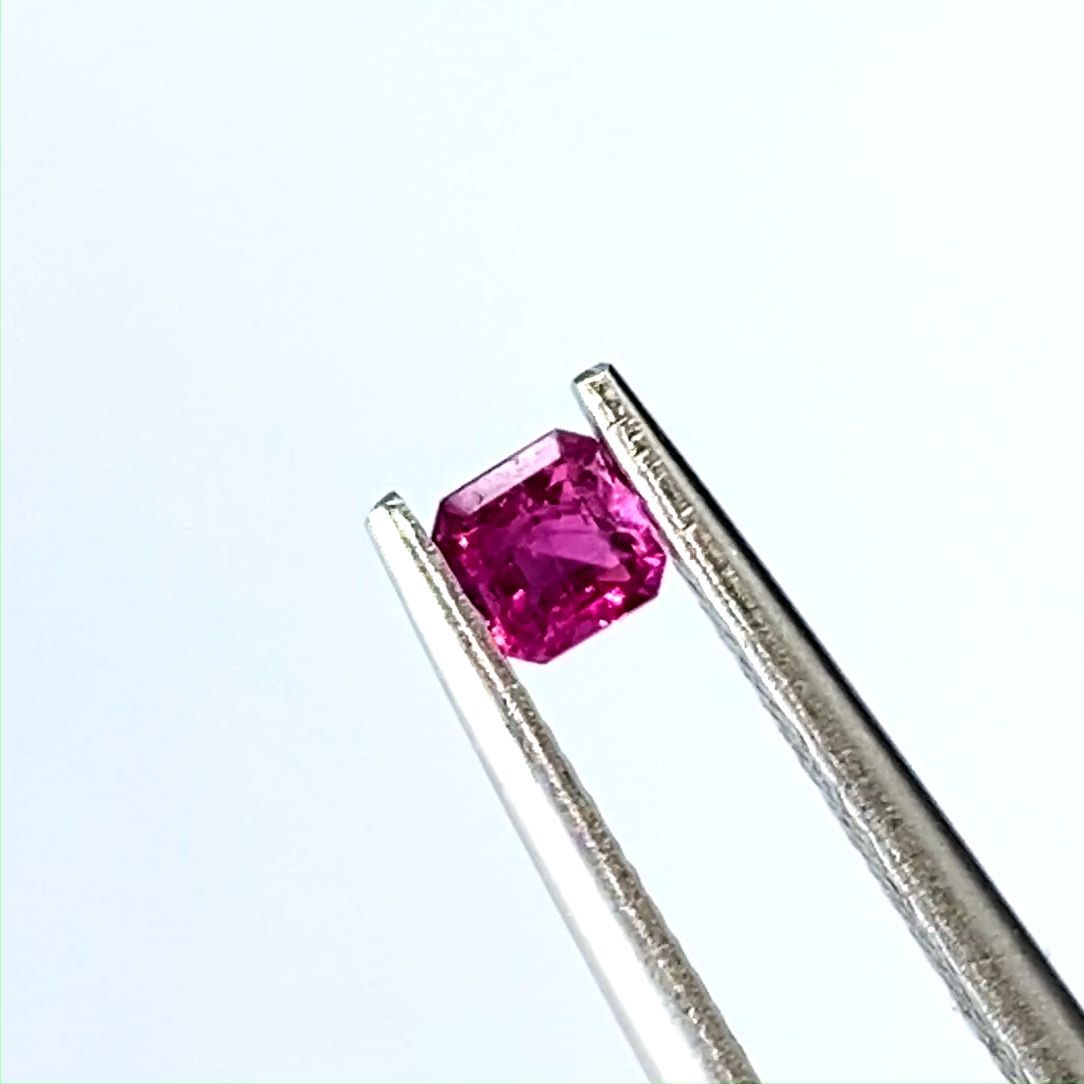 レッドベリル(宝石名レッド・ベリル)アメリカ・ユタ州産 0.10ct 識別済