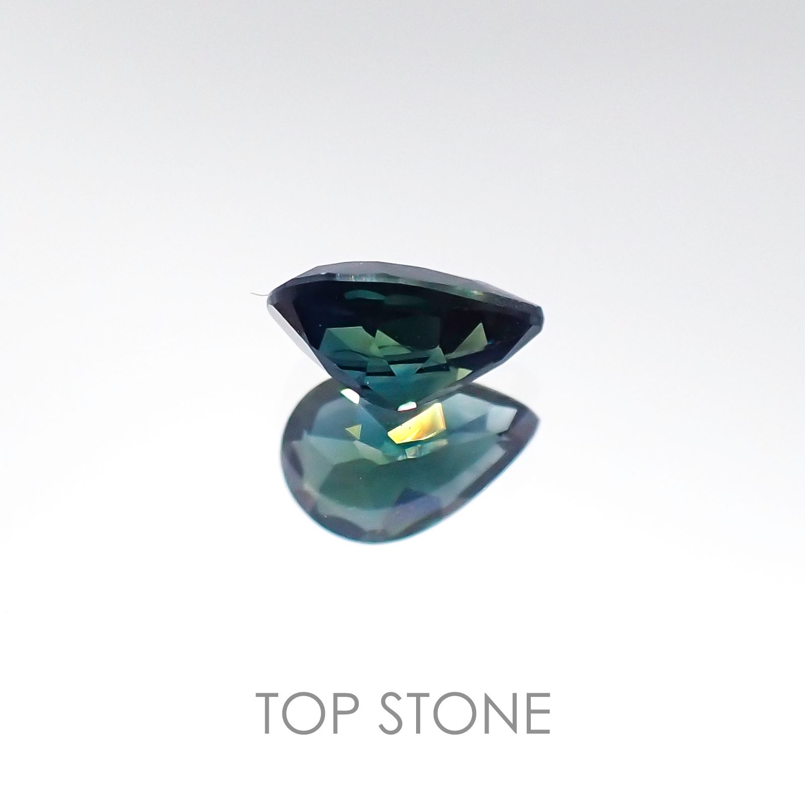 ゴールドシーンサファイア ケニア産 ルース 0.55ct[20021971]6.1×4.2mm前後