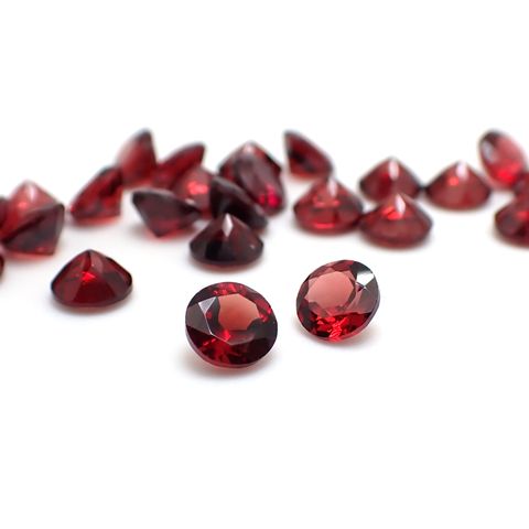 ◇ランダムセレクト◇パイロープアルマンディンガーネット モザンビーク産 約0.60ct / 5x5mm前後 [260532201]