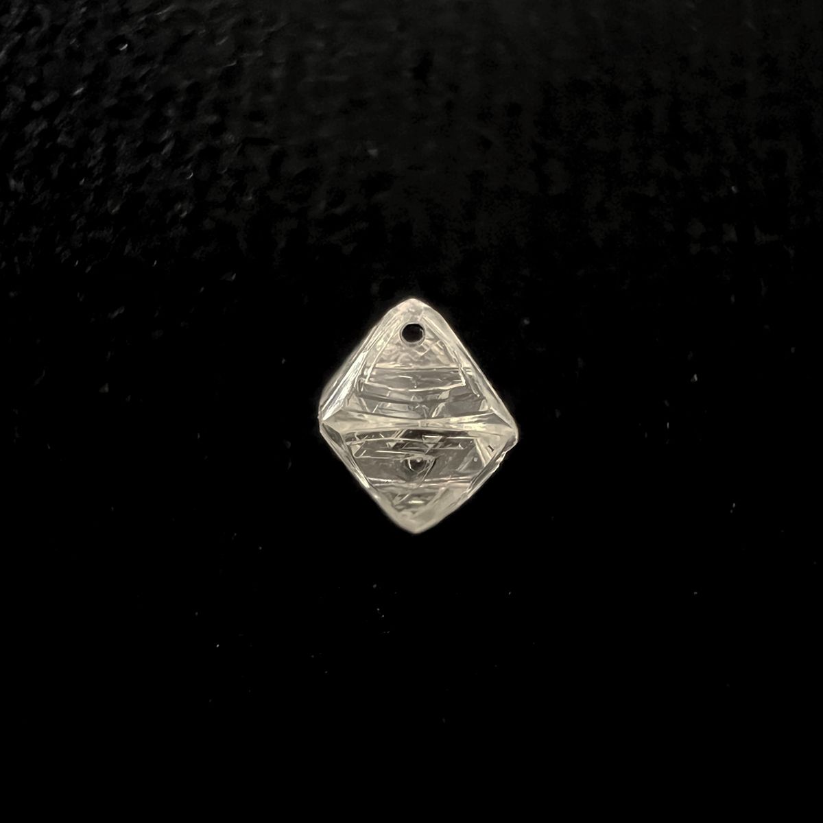 ソーヤブルダイヤモンド 原石(トライゴンあり/Trigon) ※通し穴あり(宝石名ダイアモンド) 0.29ct 識別済[230923454]4.1x4mm前後