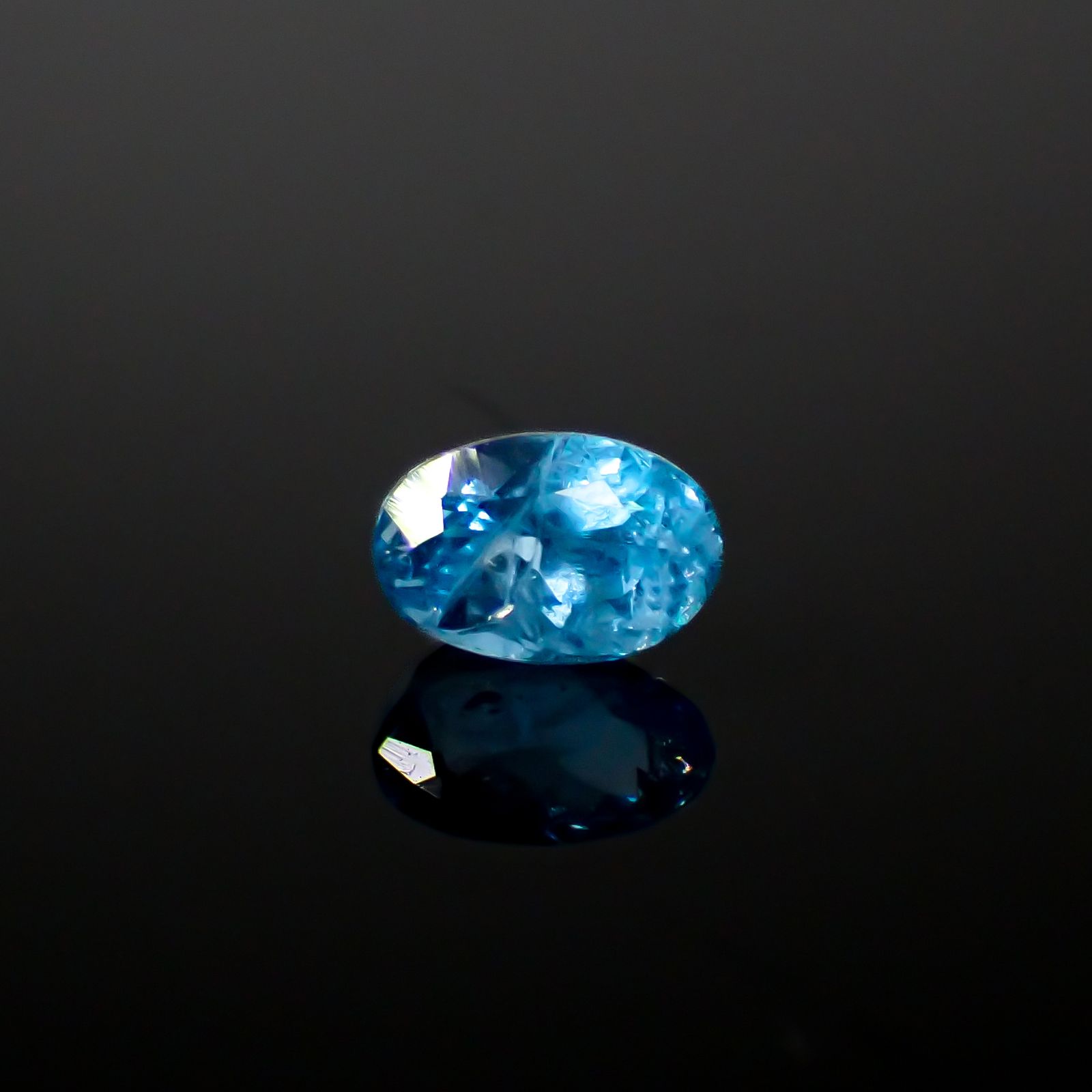 アウイナイト フルオレッセンス(宝石名アウイナイト)ドイツ産 0.727ct ソ付(彩珠)[240929129]6.7x4.4mm前後