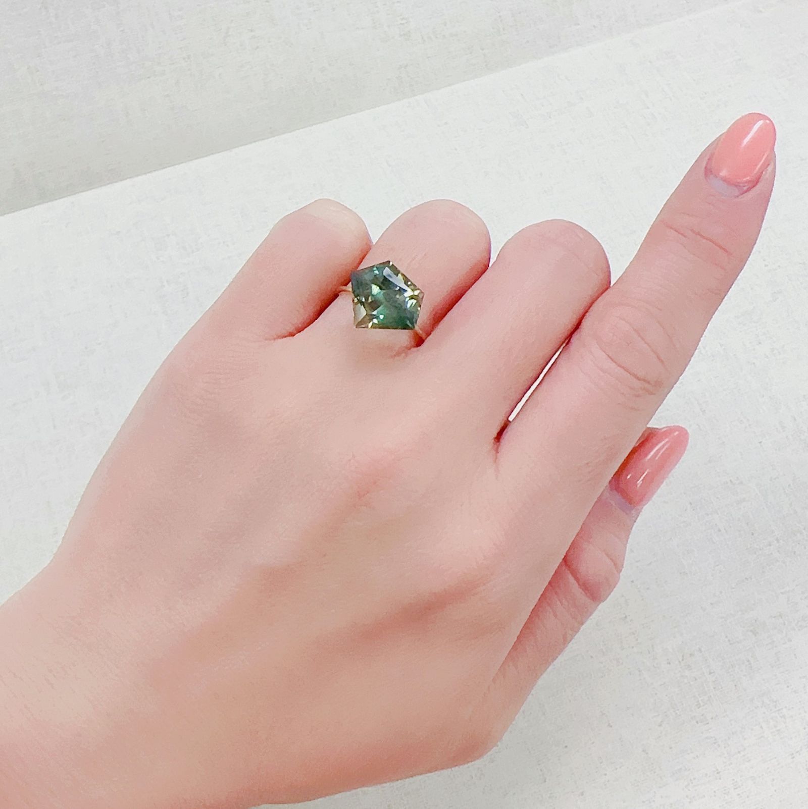 ◇カスタムカット◇バイカラーオレゴンサンストーン(宝石名ラブラドライト)アメリカ・オレゴン州産 4.84ct 識別済[230321116]11.3x13.6mm前後