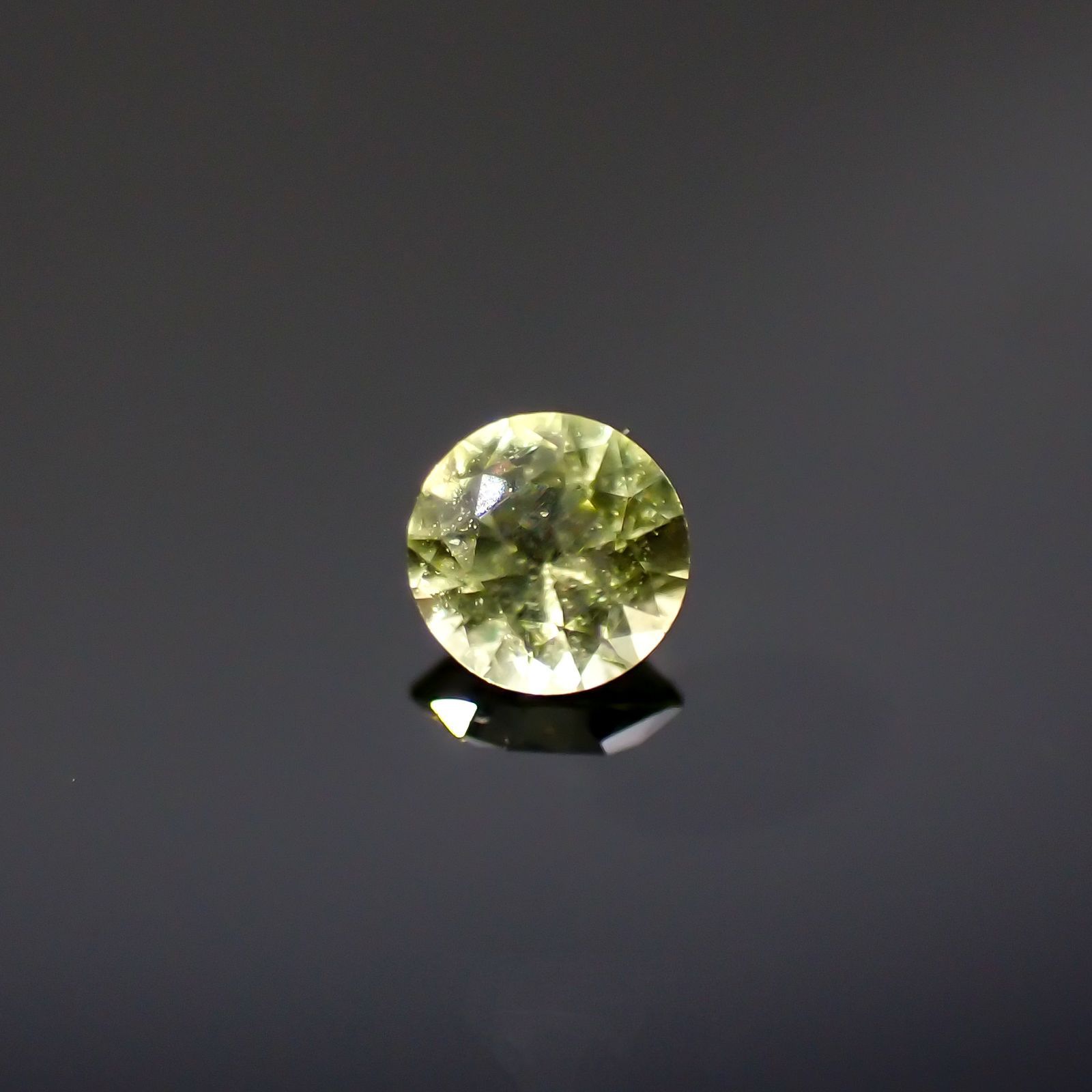 パラサイティックペリドット(宝石名ペリドット)採取地：ロシア 0.063ct 識別済[220616235]2.5x2.5mm前後