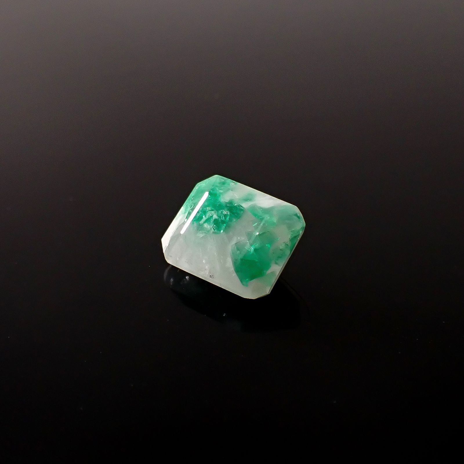 エメラルドインクォーツ パキスタン産 5.83ct / 12.4x9.8mm前後 [260231654]