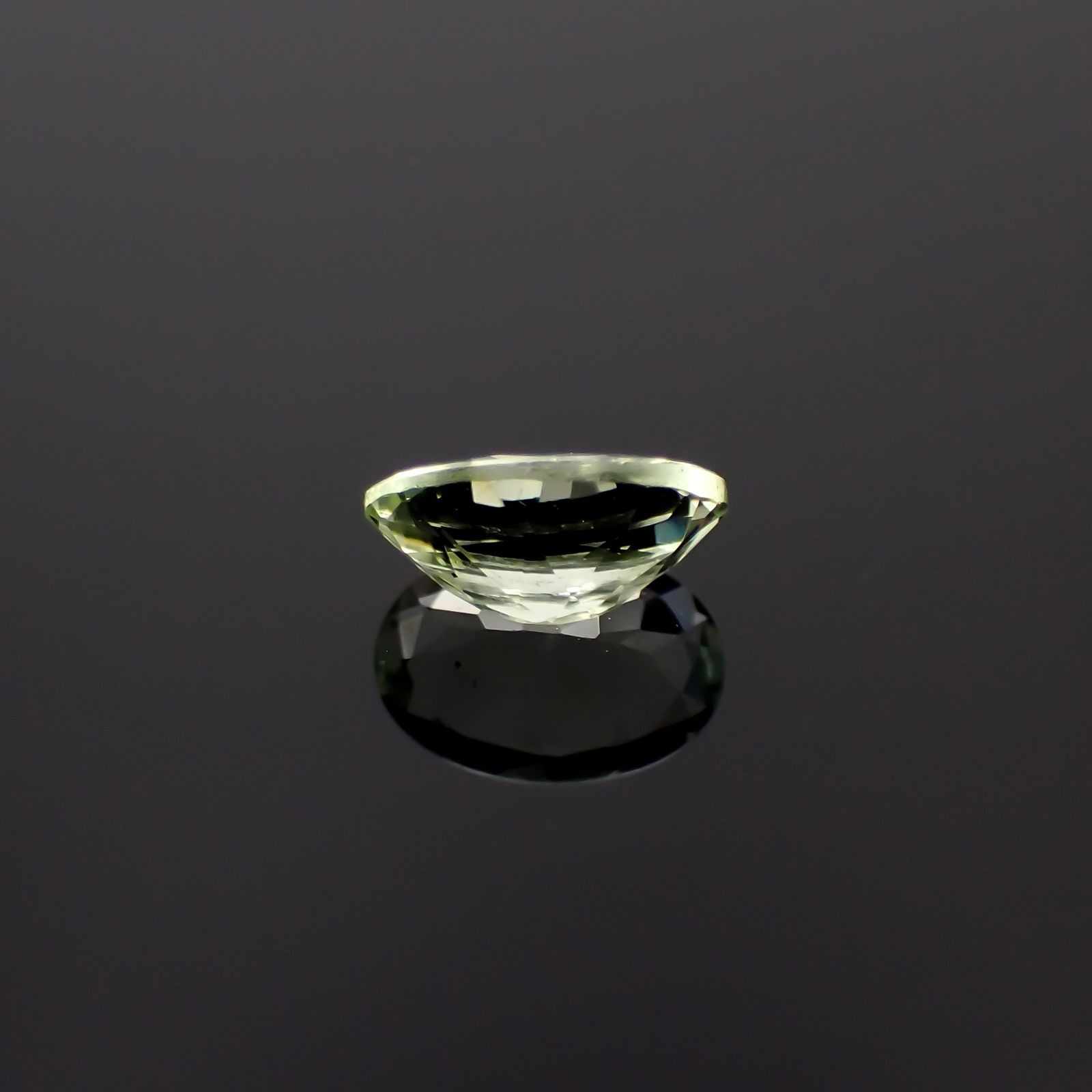 ミントガーネット タンザニア産 0.61ct / 6.5x4.5mm前後 [260223726]