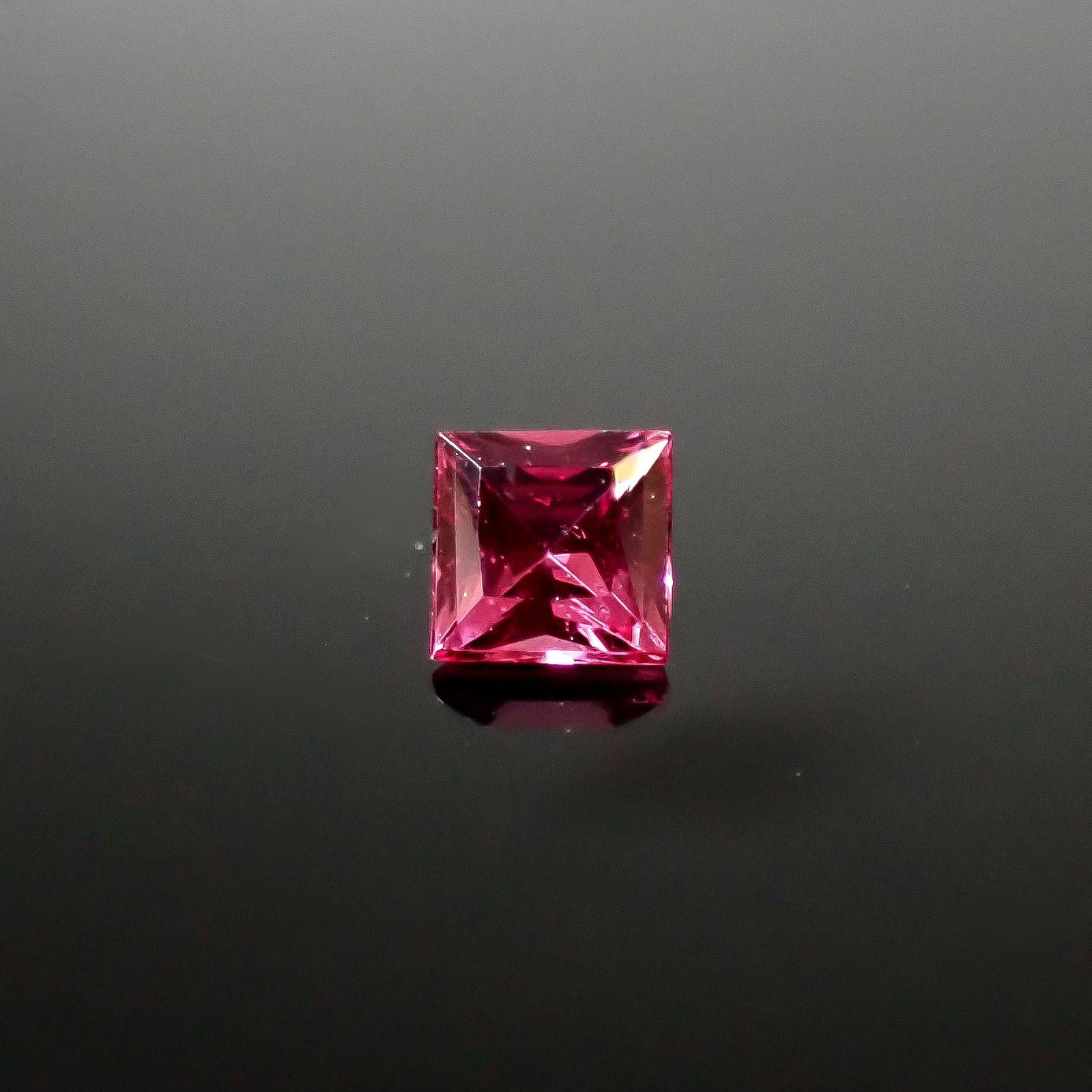 ◇プリンセスカット◇ホットピンクスピネル(宝石名ピンク・スピネル)タンザニア産 0.16ct 識別済[240828601]3x3mm前後