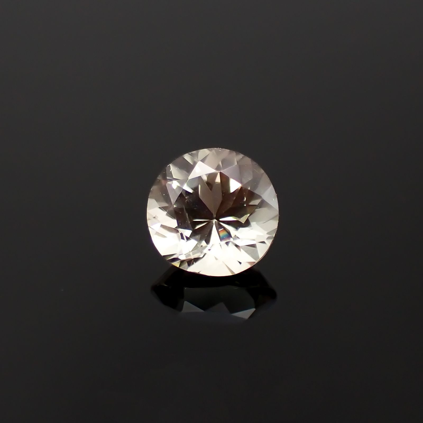 バイカラーオレゴンサンストーン アメリカ・オレゴン州産 0.81ct / 6.1x6mm前後 [230220679]
