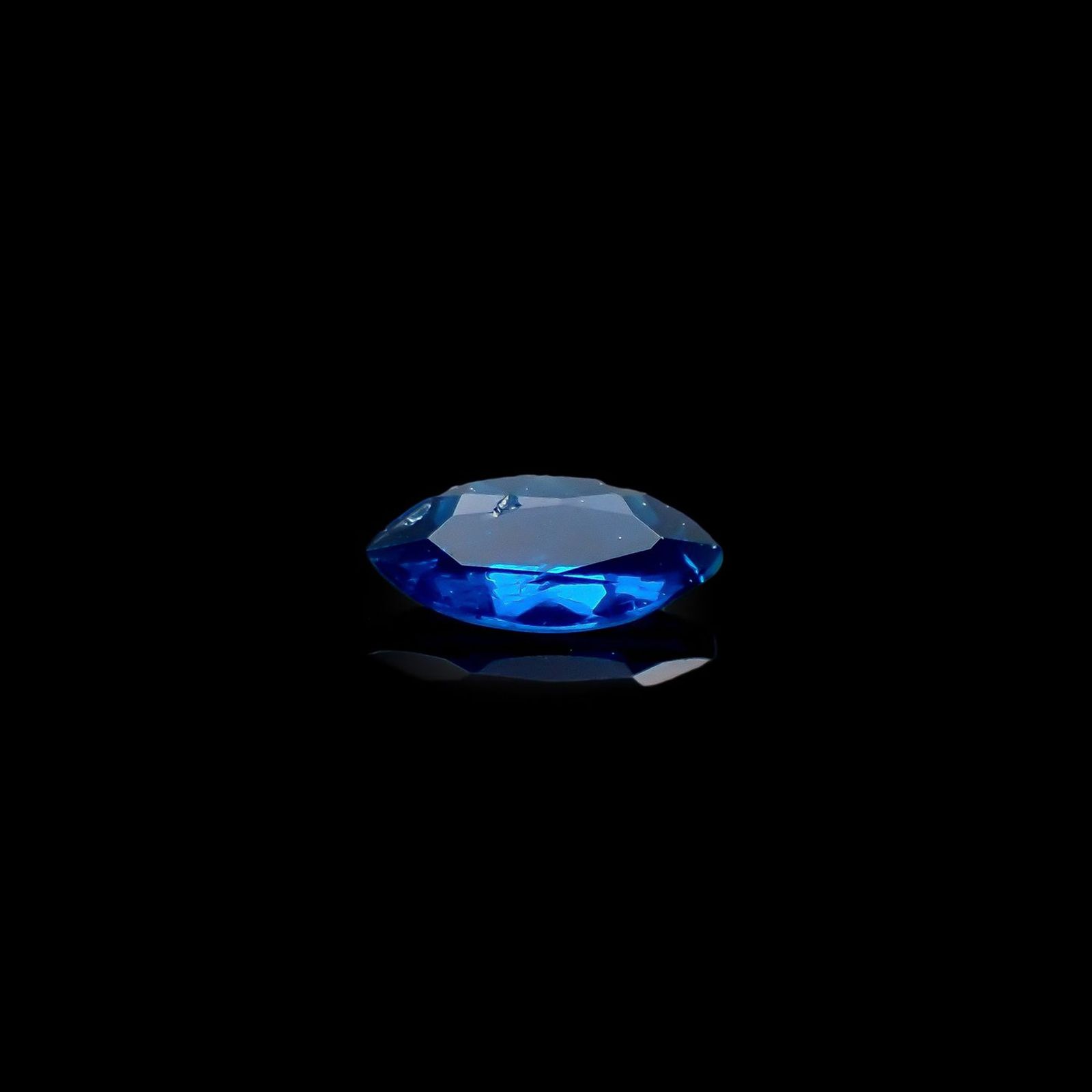 アウイナイト フルオレッセンス(宝石名アウイナイト)ドイツ産 識別済 0.064ct / 4.5x2.2mm前後 [260527503]
