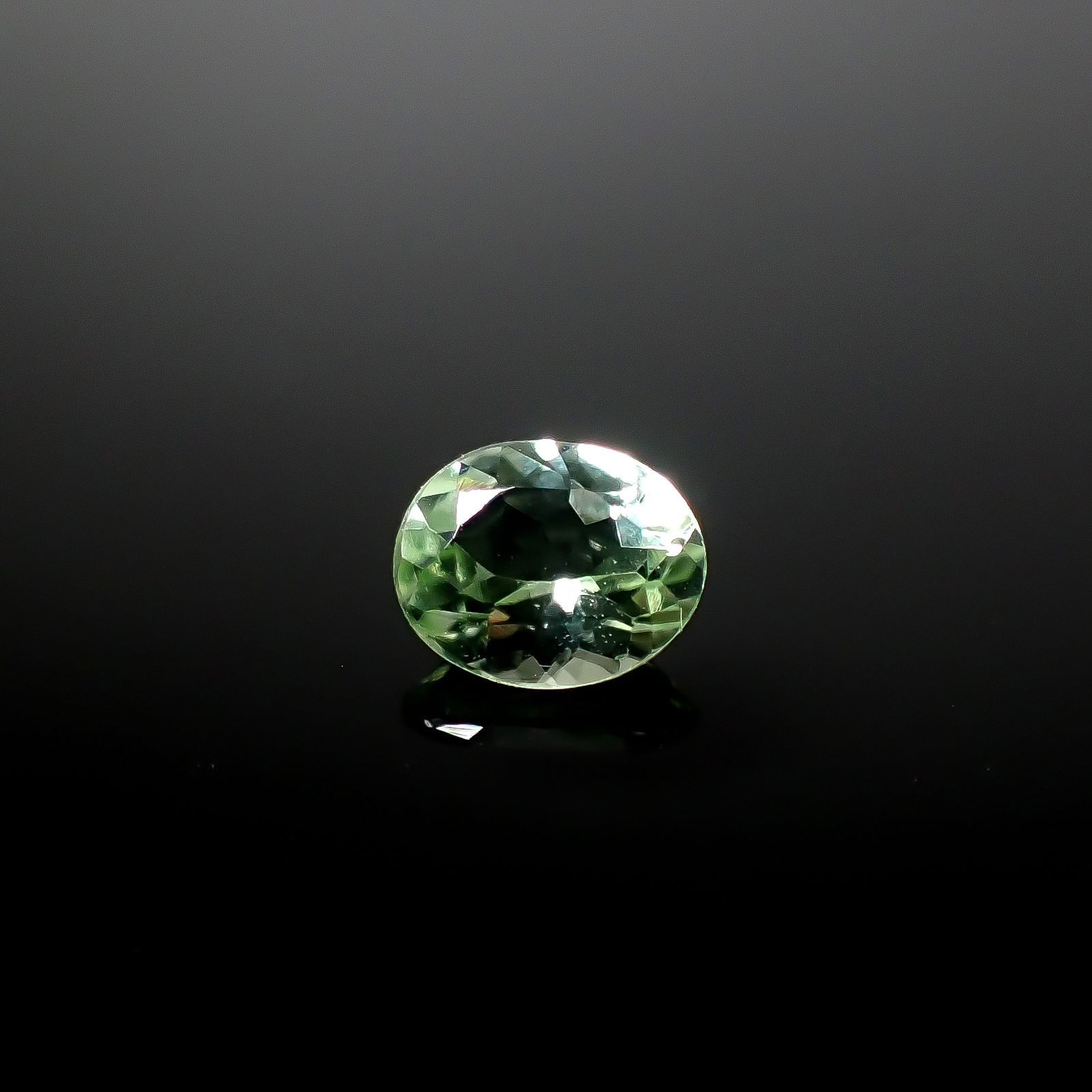 ミントペリドット パキスタン/ノルウェー産 0.40ct [250730640]5.2x4.2mm前後