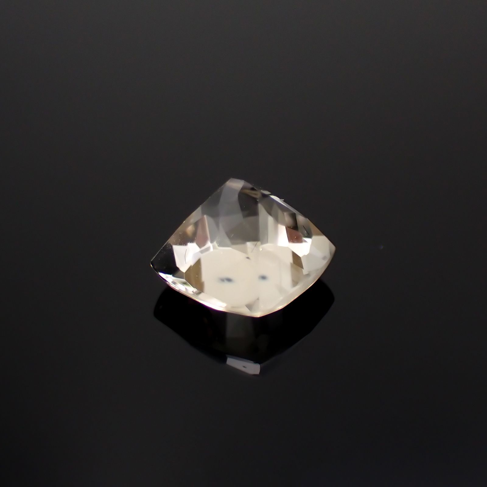 ゴールデンフェナカイト(宝石名ライトイエロー・フェナカイト)ブラジル産 1.128ct ソ付(彩珠)[241018576]6.2x6.1mm前後