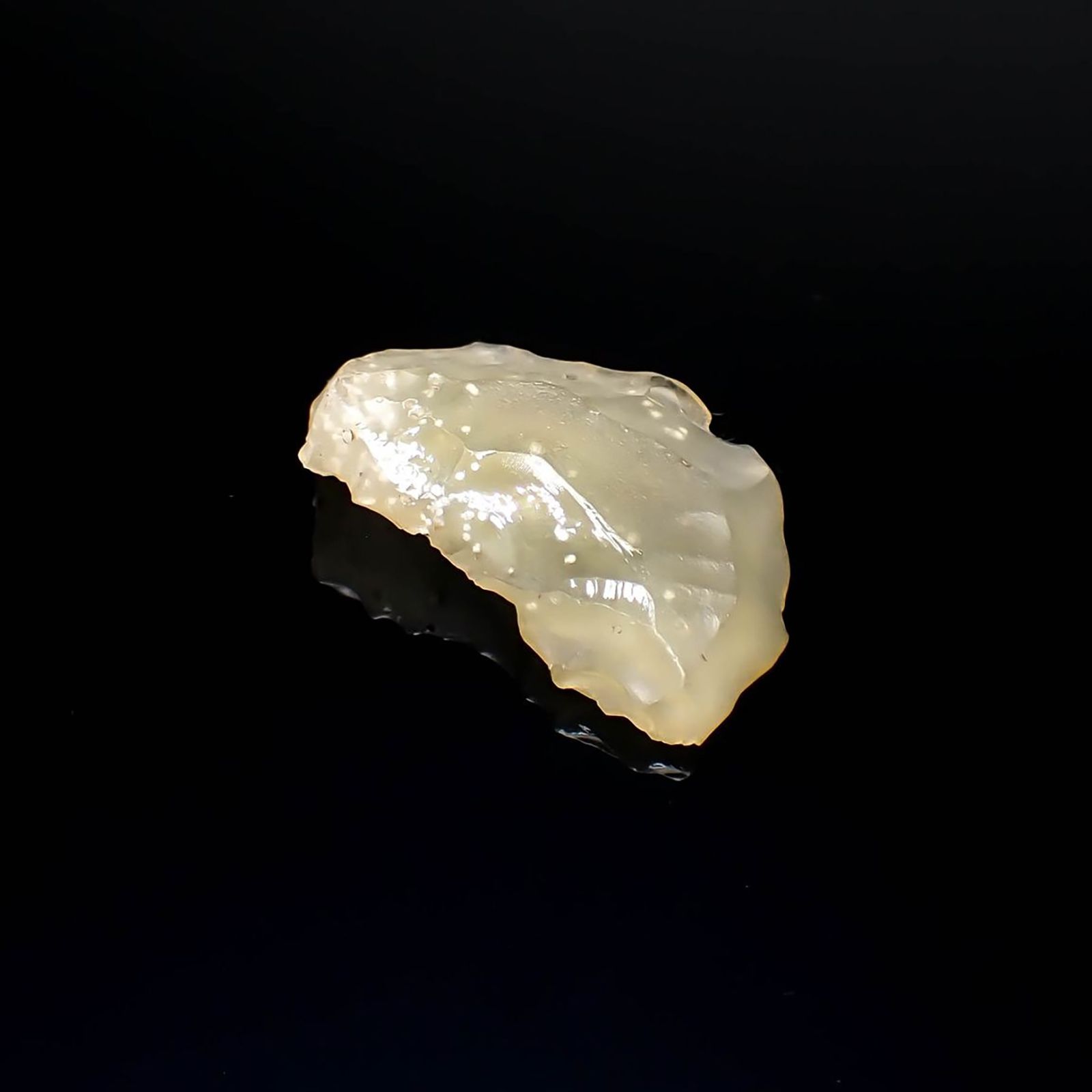 リビアングラス 原石 発見地：エジプト・リビア砂漠 26.93ct / 33.4x22.5mm前後 [260729281]