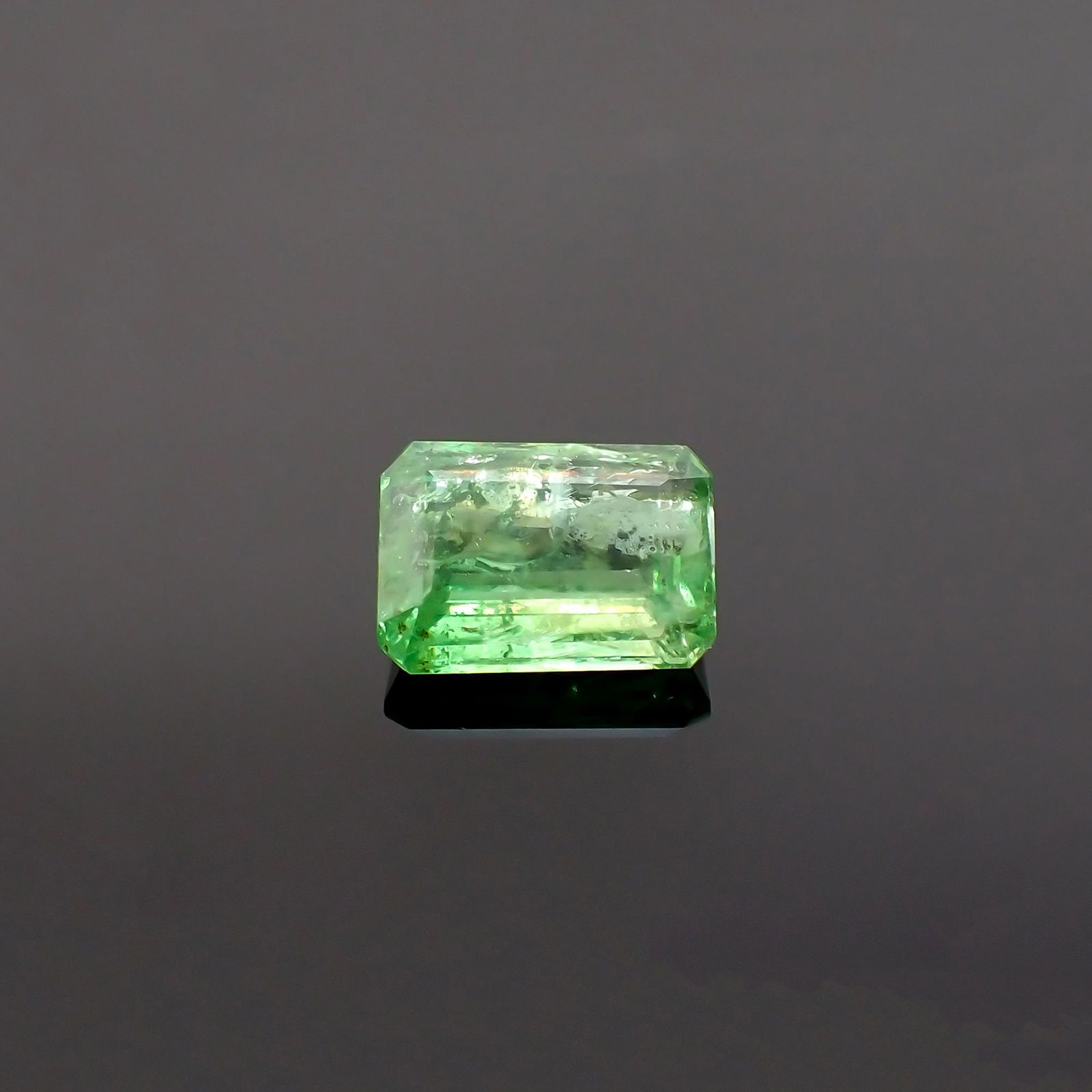 バイカラーツァボライト(宝石名グリーン グロッシュラー・ガーネット) タンザニア産 1.33ct 識別済[210711912]7.3×5.3mm前後
