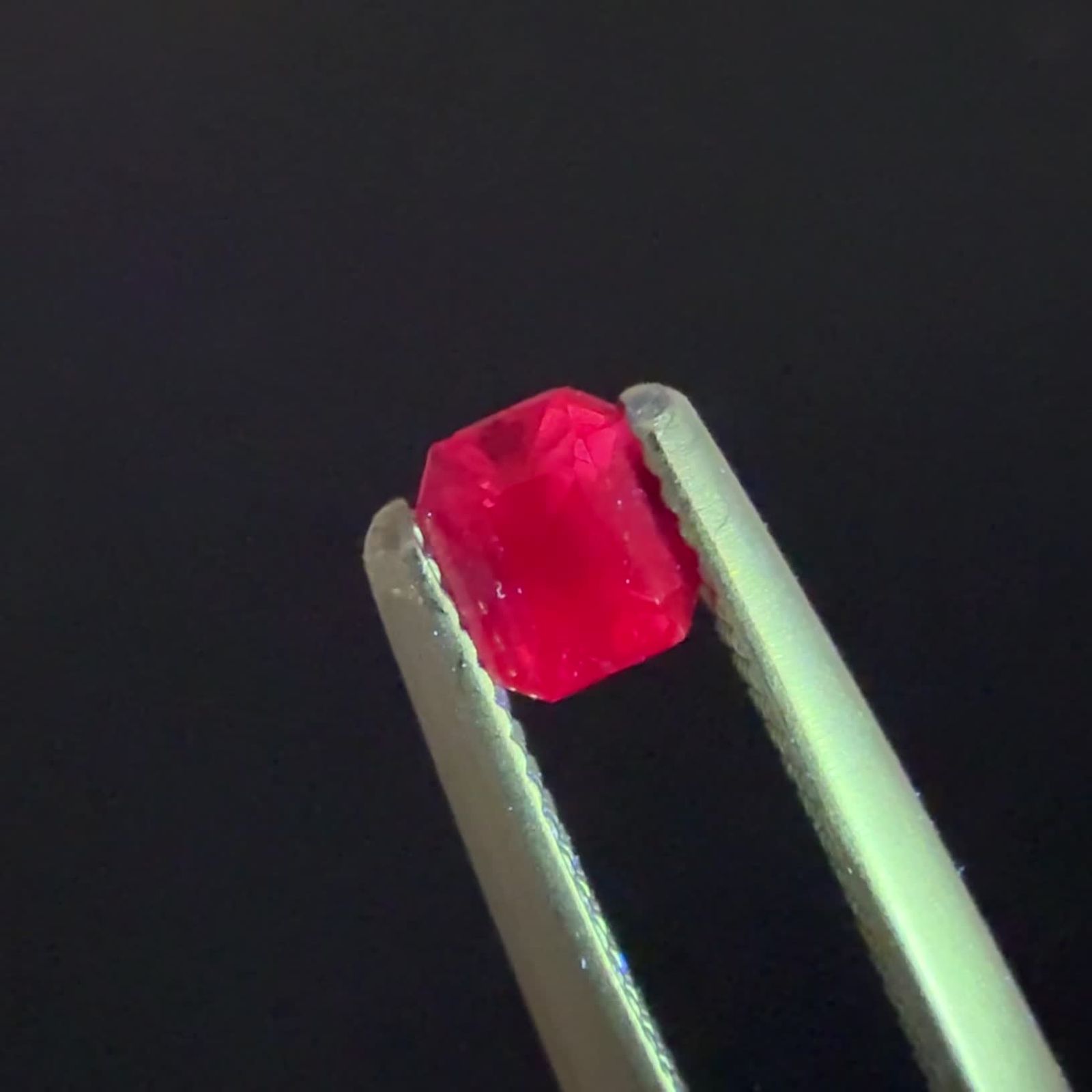 ルビー 非加熱 マダガスカル産 0.23ct / 3.5x2.9mm前後 [250630504