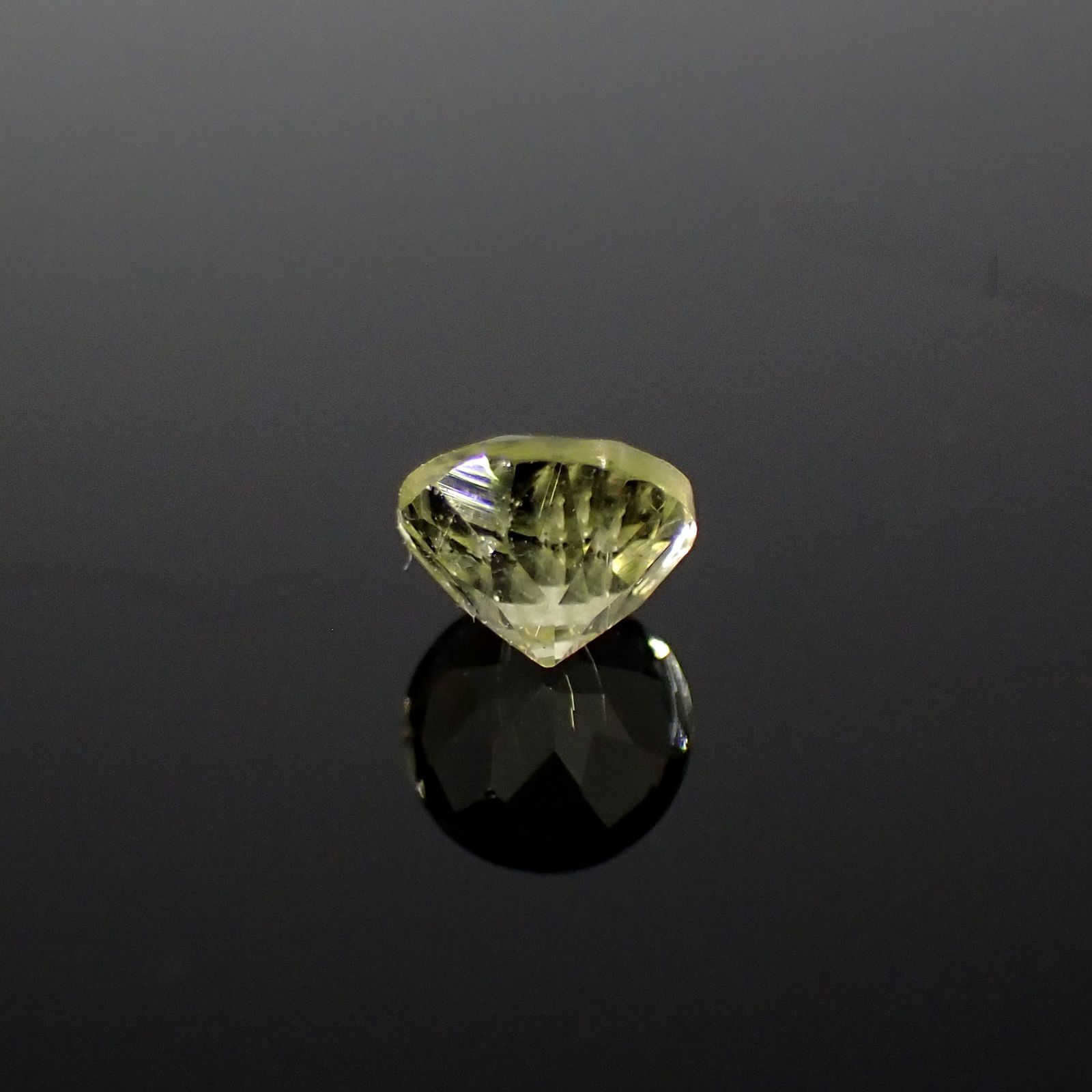 イエローダンビュライト タンザニア産 0.26ct[240125456]3.9x3.9mm前後