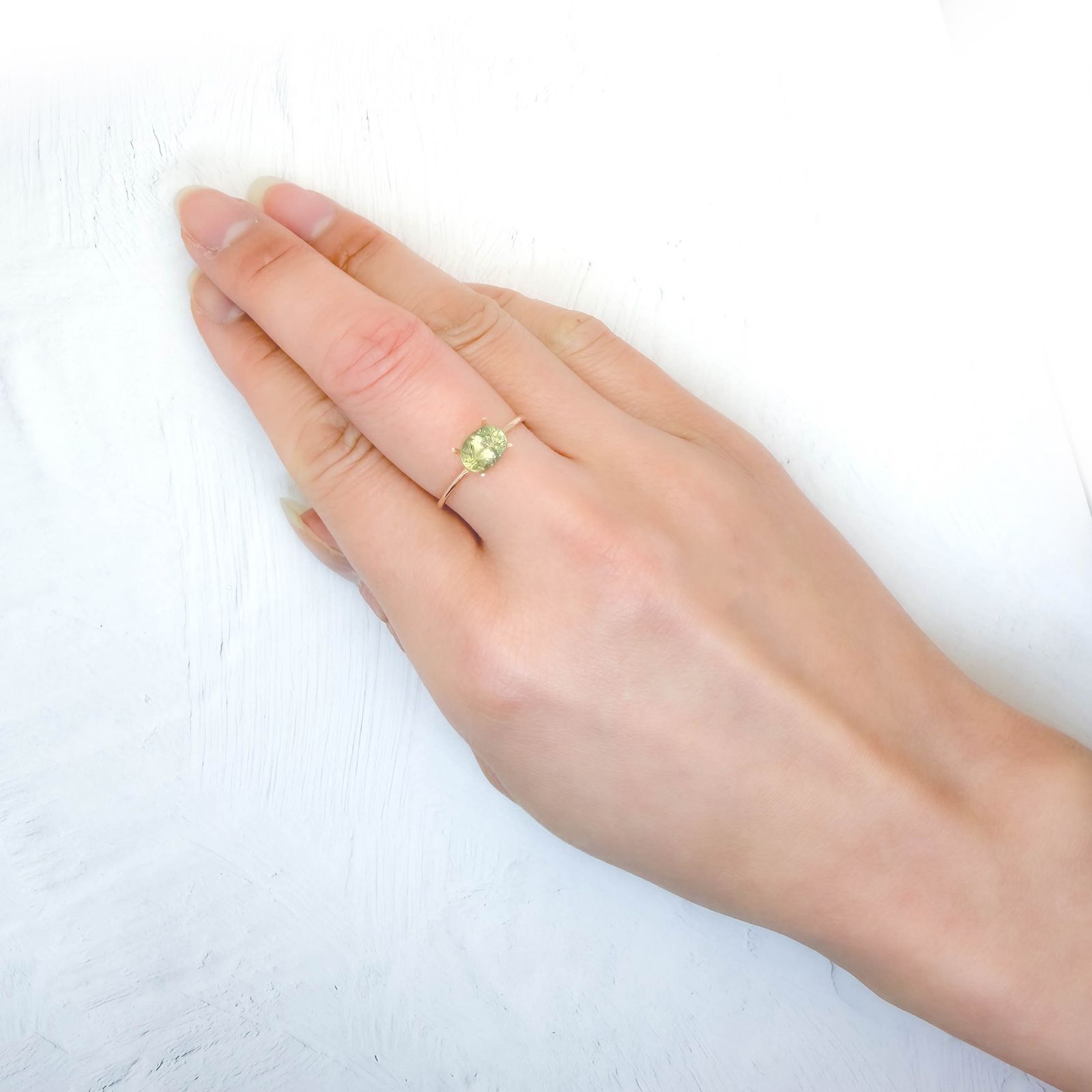 ブラジリアナイト(宝石名ブラジリアナイト)ブラジル産 識別済 0.99ct / 7.3x5.6mm前後 [260131489]