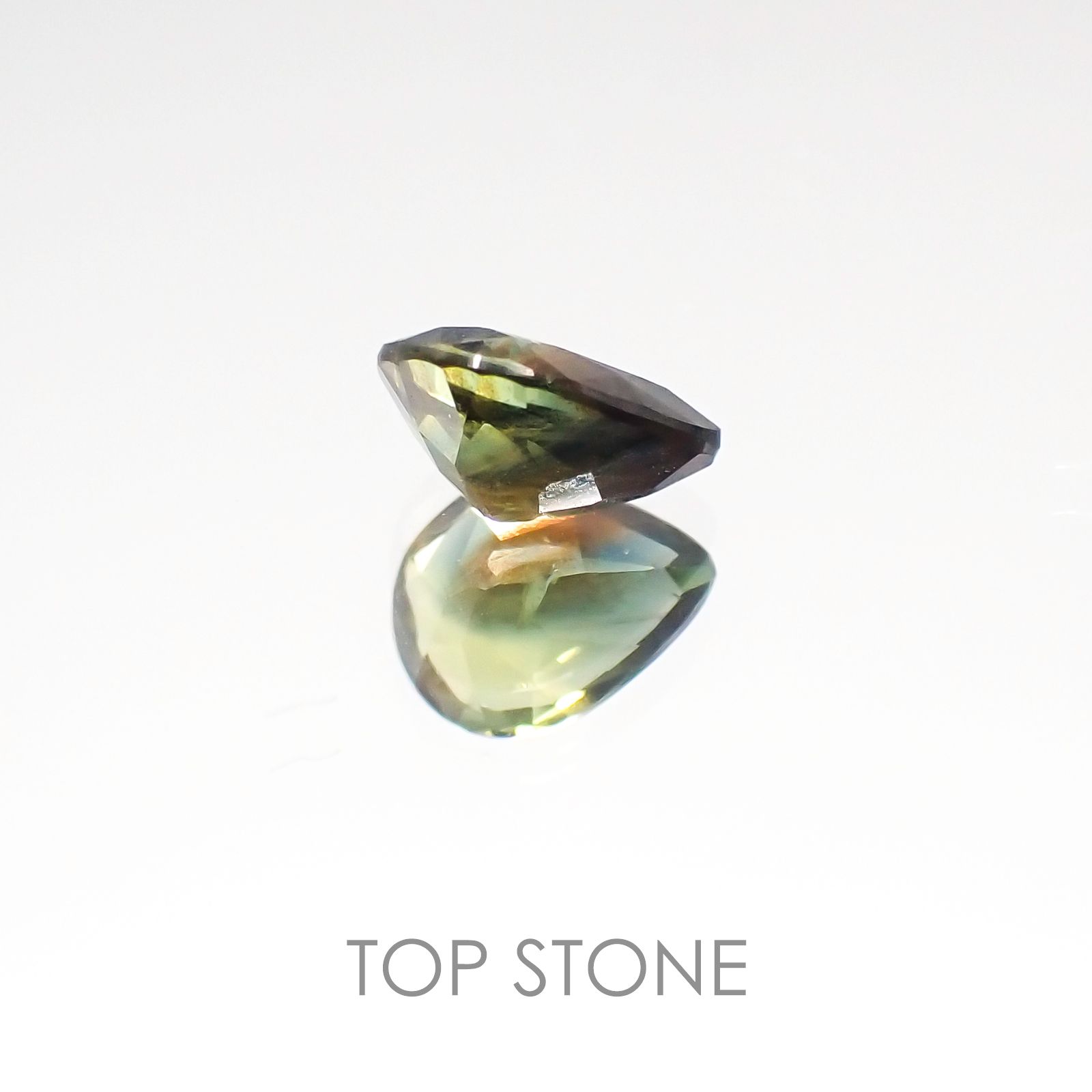 ゴールドシーンサファイア 非加熱(宝石名シーン・サファイア) ケニア産 0.652ct ソ付(彩珠)[20107118]6.2×4.7mm前後