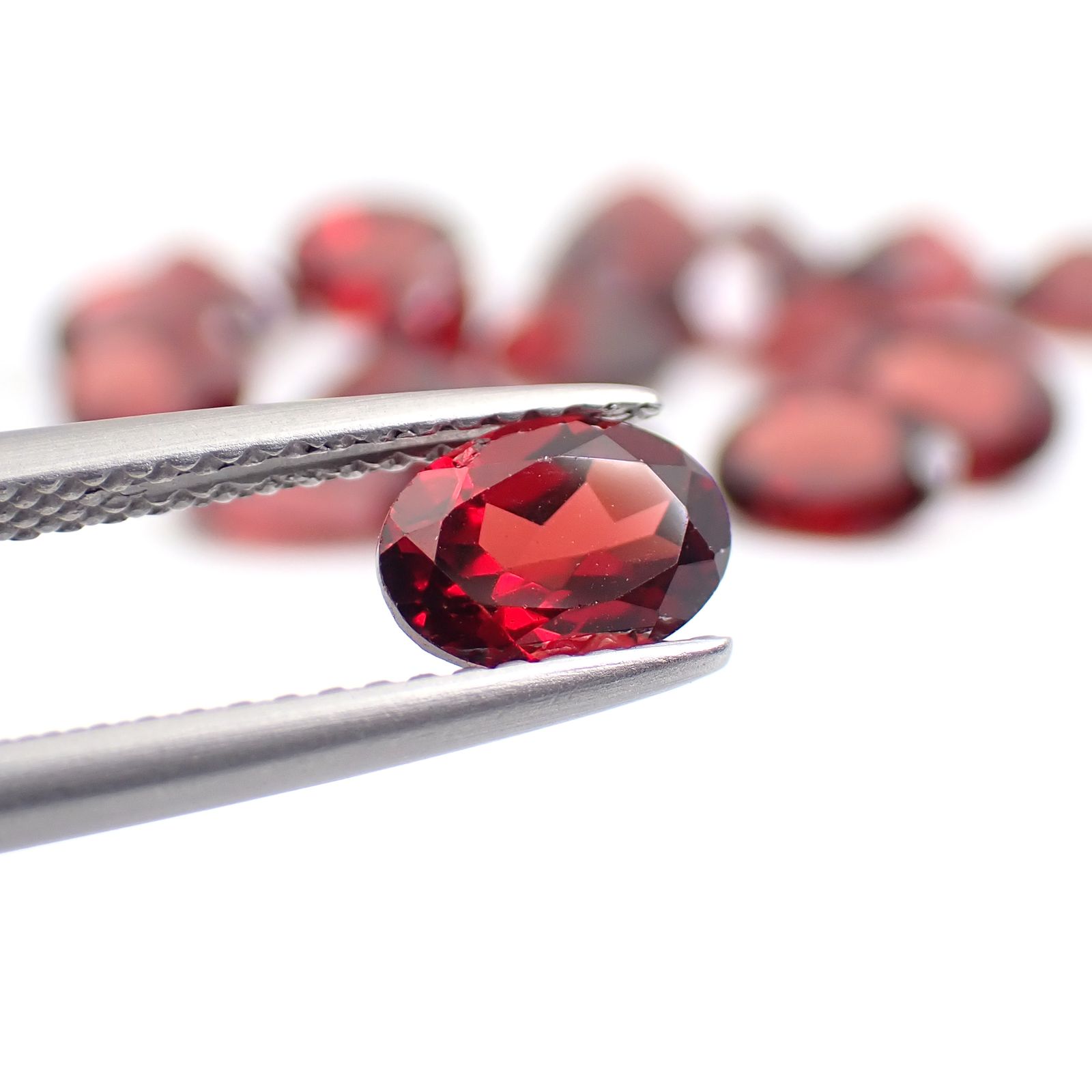 ◇ランダムセレクト◇パイロープアルマンディンガーネット モザンビーク産 約0.95ct / 7x5mm前後 [260532204]
