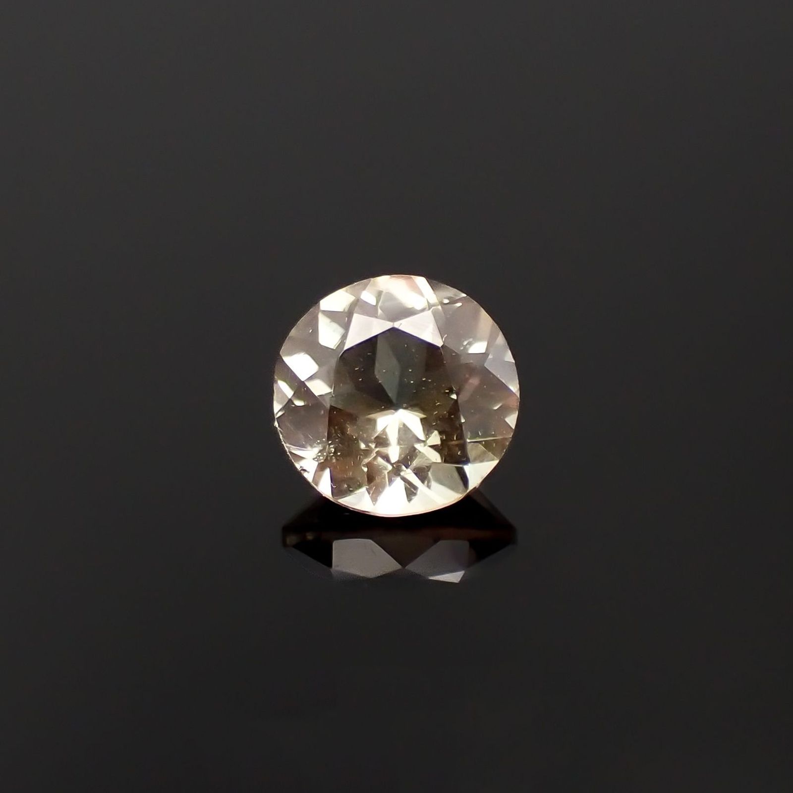 バイカラーオレゴンサンストーン アメリカ・オレゴン州産 0.78ct / 6.1x6mm前後 [230220680]