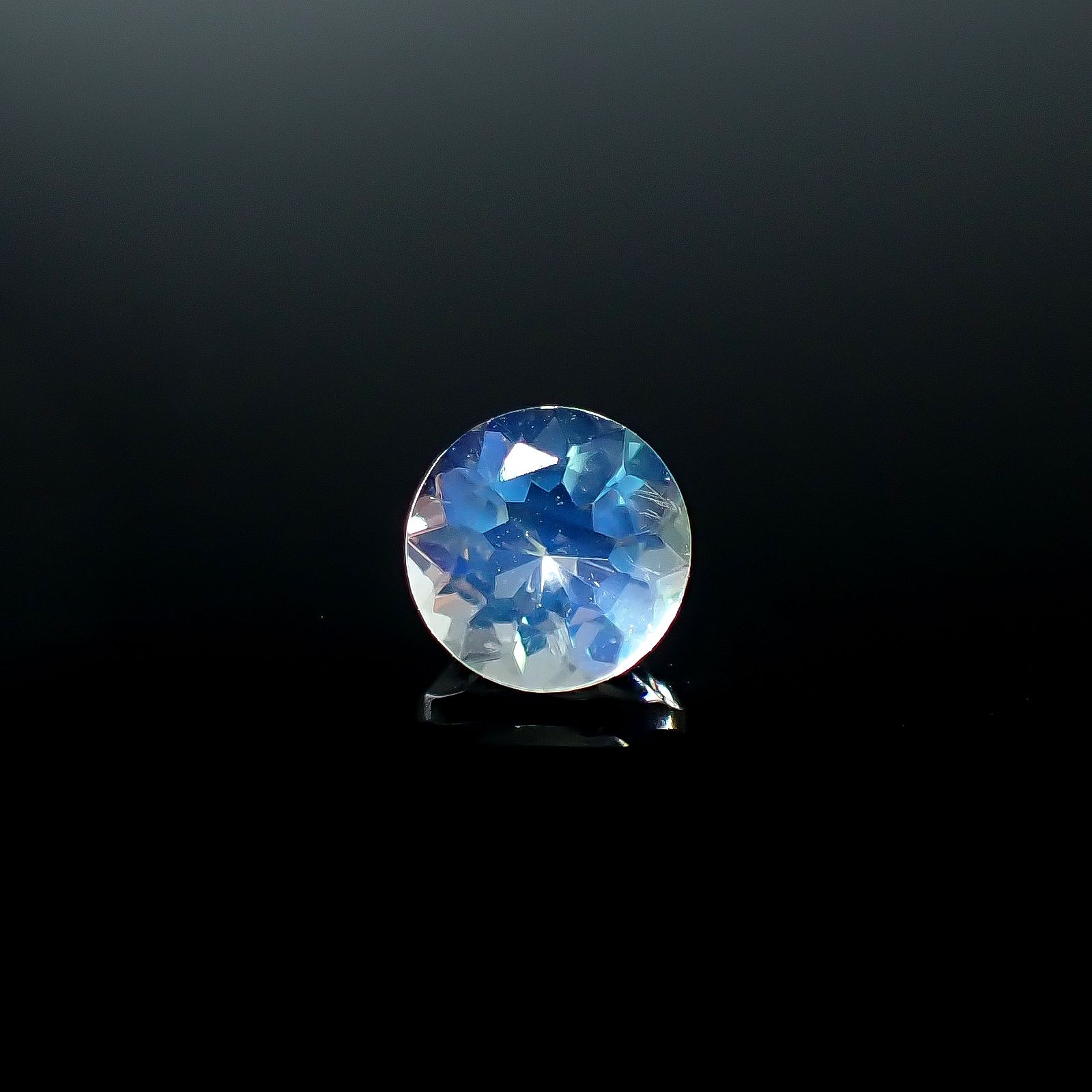 レインボームーンストーン タンザニア産 0.43ct [250730919]5.1x5.1mm前後