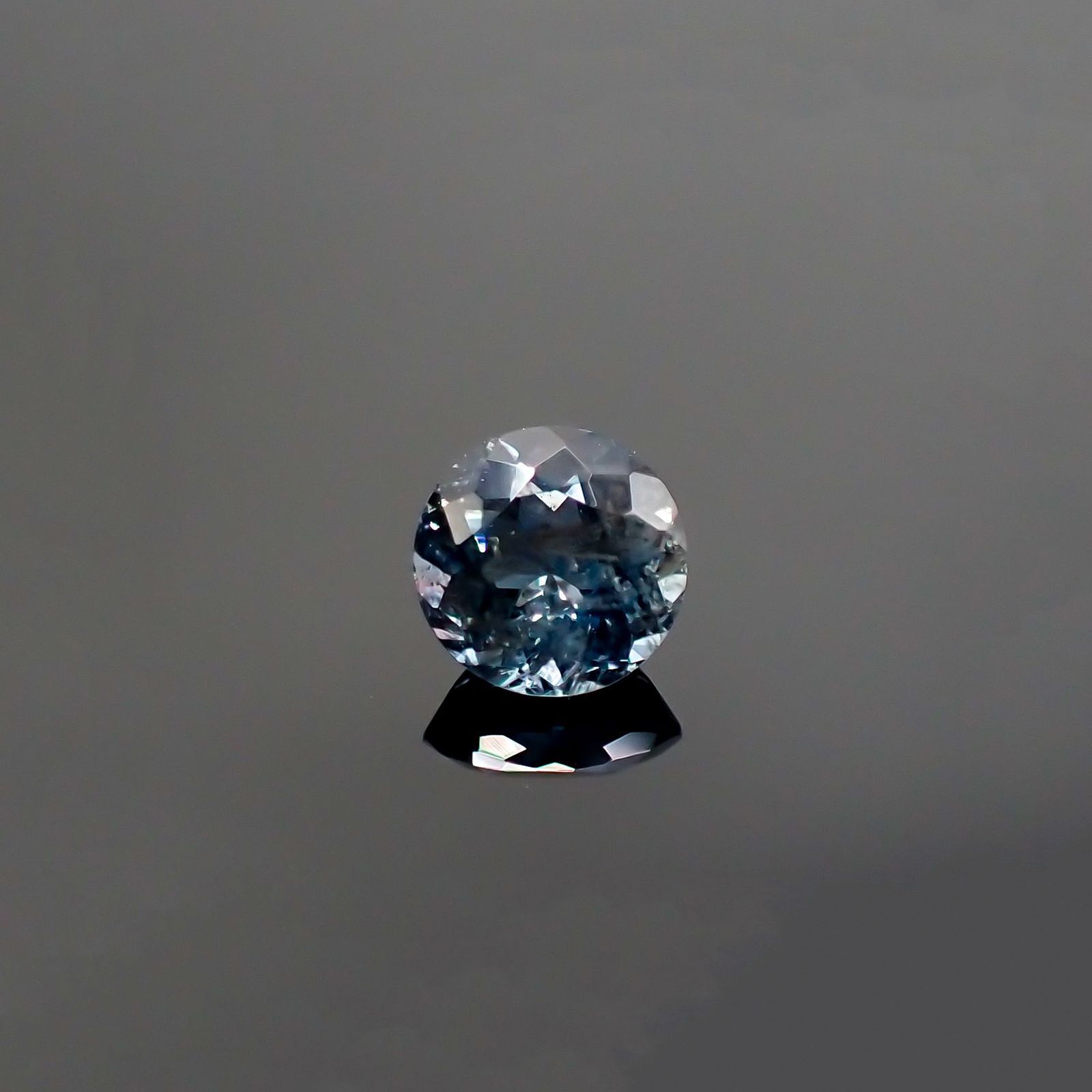 サンタマリアアクアマリン(宝石名アクアマリン) ブラジル産 0.640ct ソ付(彩珠)[210711901]5.5×5.5mm前後