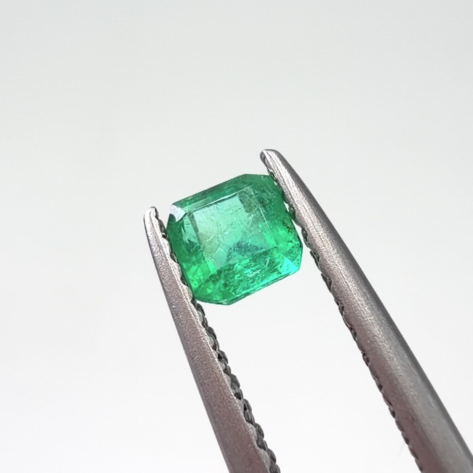 エメラルド コロンビア産 0.29ct / 3.8x3.8mm前後 [260131520] | TOP