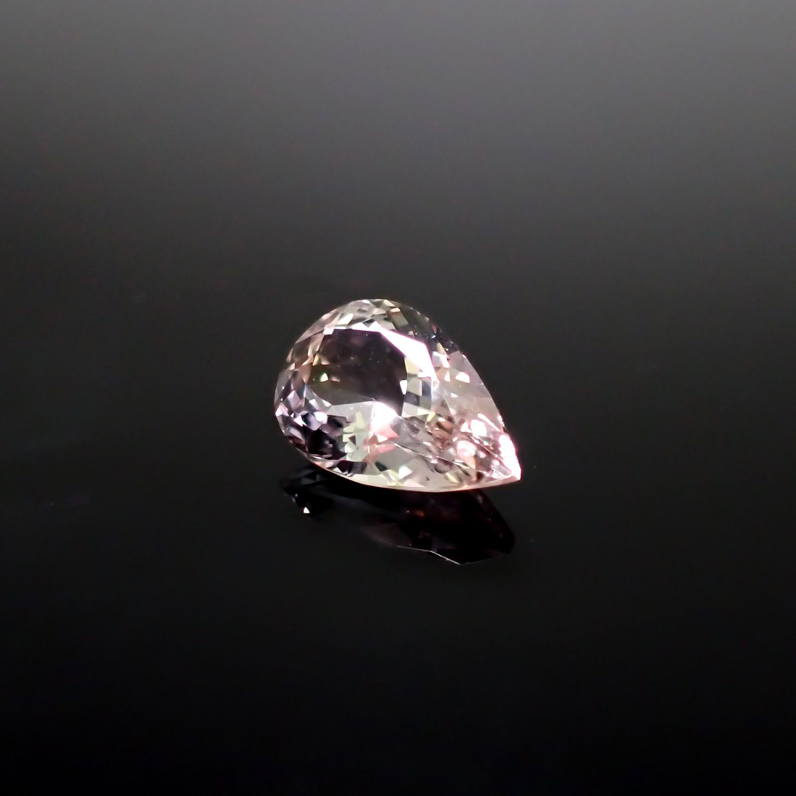 ピンクゾイサイト(宝石名ピンク・ゾイサイト)タンザニア産 0.972ct ソ付(彩珠)[241129500]8.1x5.4mm前後
