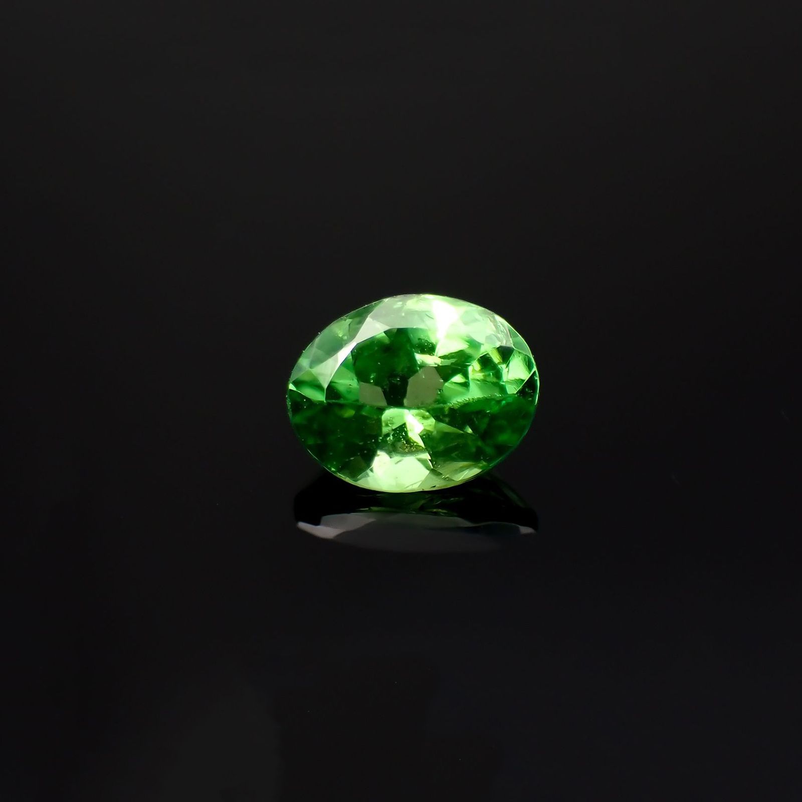 ツァボライト(宝石名ガーネット)タンザニア産 0.37ct 識別済[251018723]5.1x3.9mm前後