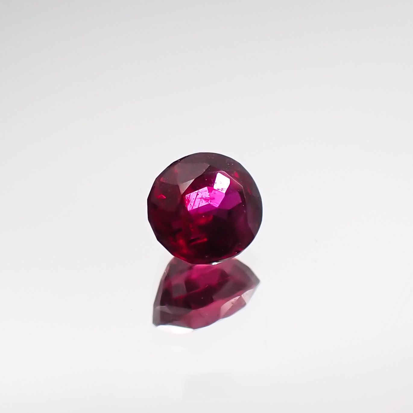 ルビー 非加熱(宝石名ルビー) マダガスカル産 0.29ct 識別済[210711738]3.8×3.4mm前後
