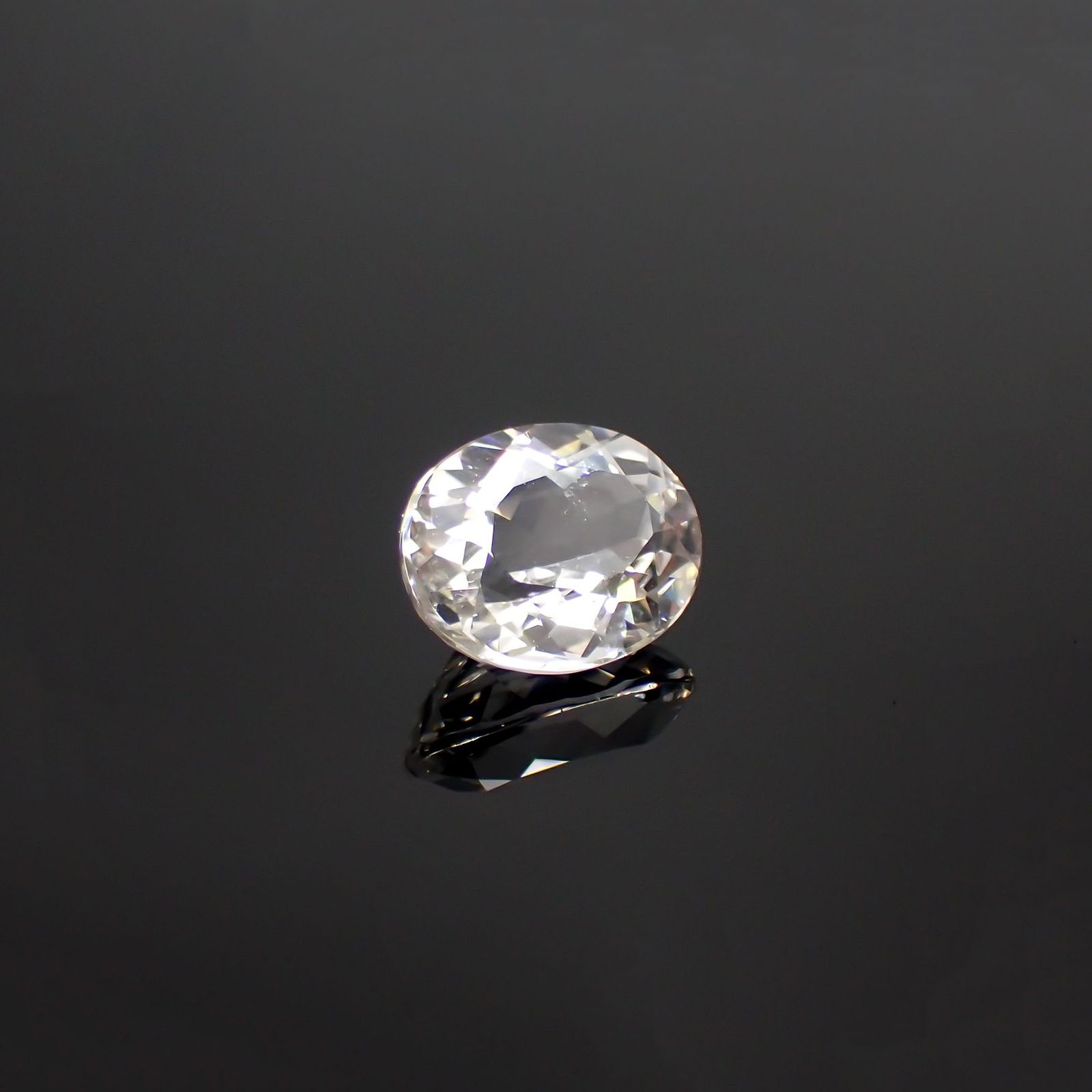カラーレススポジュミン(宝石名ホワイト・スポジュミン) ブラジル産 2.90ct 識別済[210812623]9.8×7.9mm前後