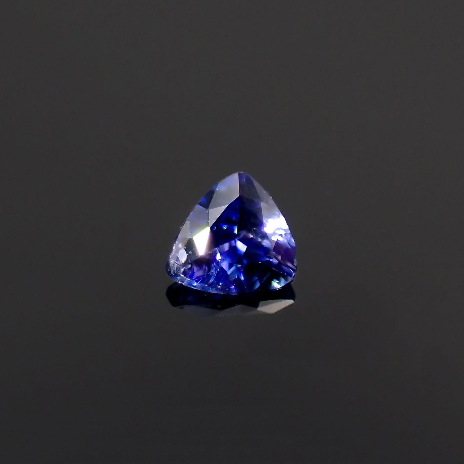 ベニトアイト(宝石名ベニトアイト)アメリカ・カリフォルニア州産 識別済 0.038ct / 2.1x2.3mm前後 [260523213]