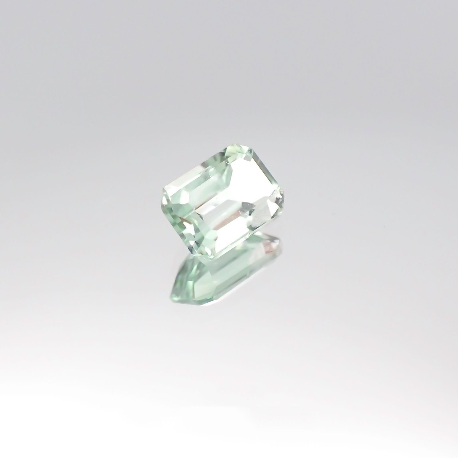 ミントベリル(宝石名グリーン・ベリル)ブラジル産 0.37ct 識別済[231024021]5x3.6mm前後