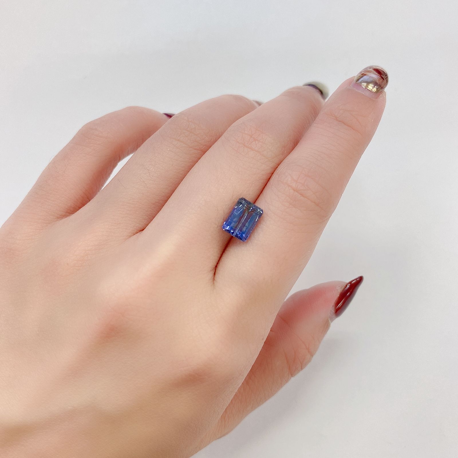 バイカラータンザナイト(宝石名タンザナイト) タンザニア産 2.447ct ソ付(彩珠)[210410778]8.5×6.3mm前後