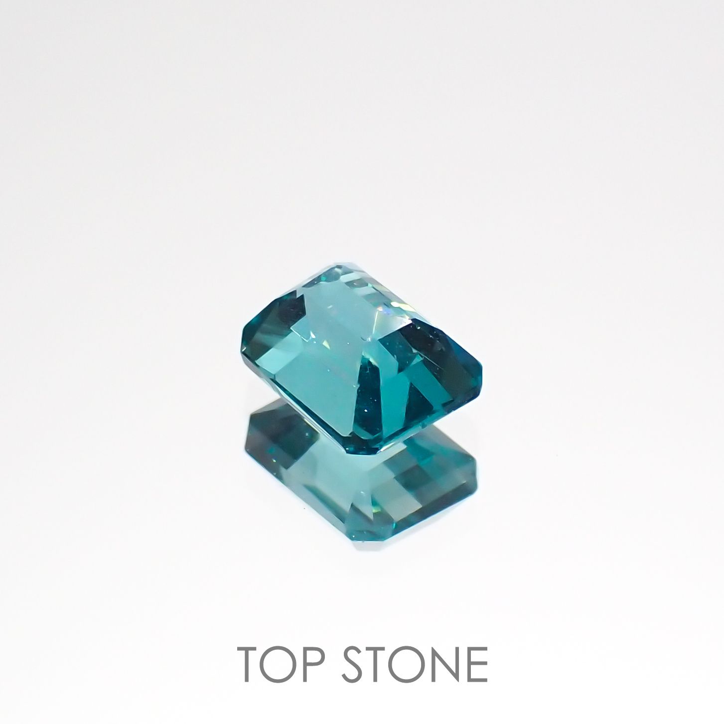 ブルーグリーンアパタイト(宝石名アパタイト)マダガスカル産 0.58ct 識別済[220616659]5.2x4mm前後