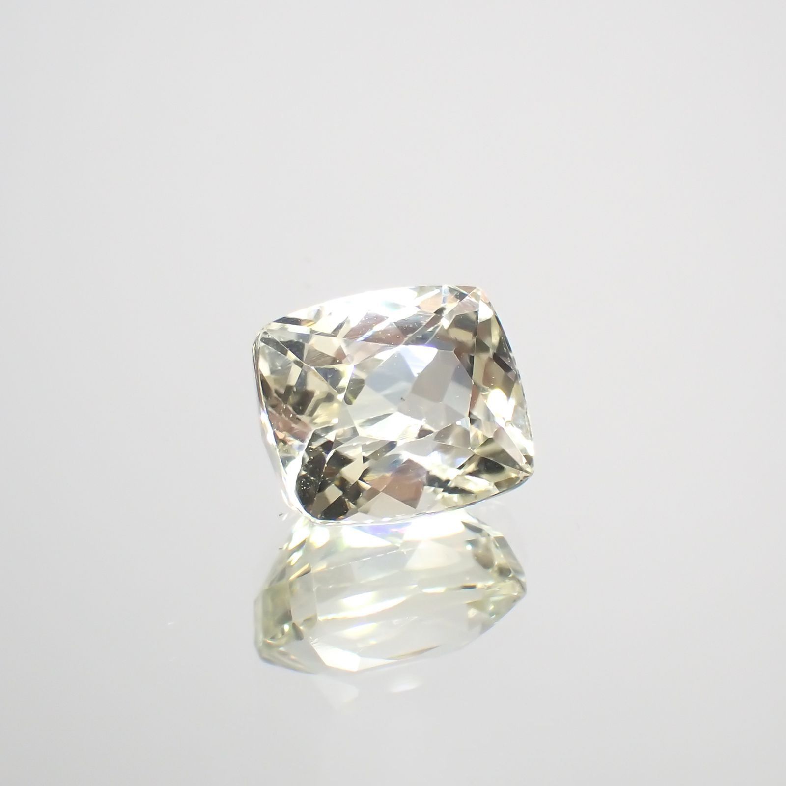イエロースポジュミン(宝石名スポジュミン)アフガニスタン産 6.78ct 識別済[251113703]10.8x9.3mm前後
