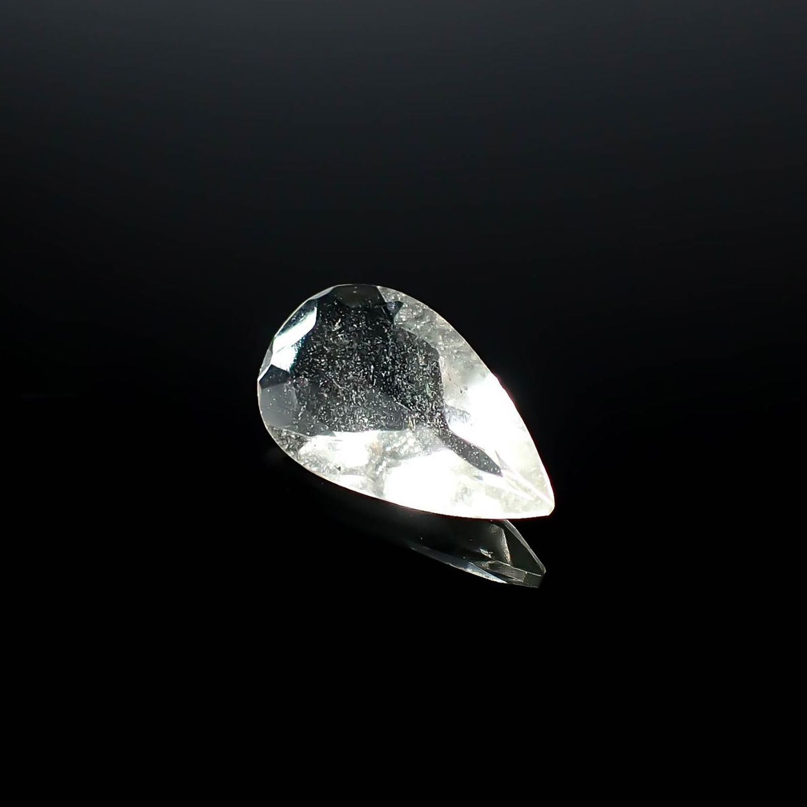 リビアングラス 発見地：エジプト・リビア砂漠 1.96ct / 13.9x8mm前後 [251131310]