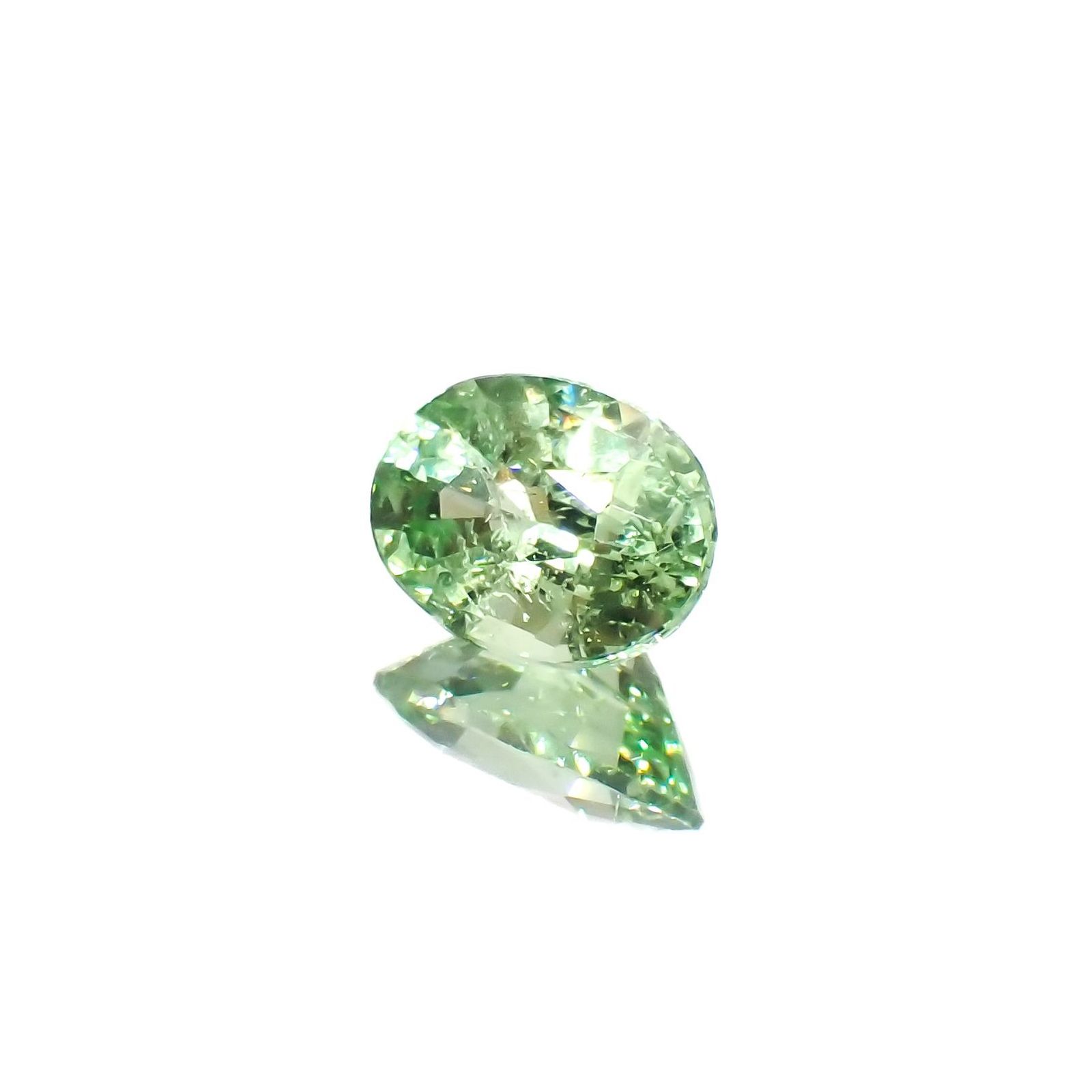 ミントガーネット(宝石名ガーネット)タンザニア産 識別済 0.74ct / 6.5x4.8mm前後 [251023063]