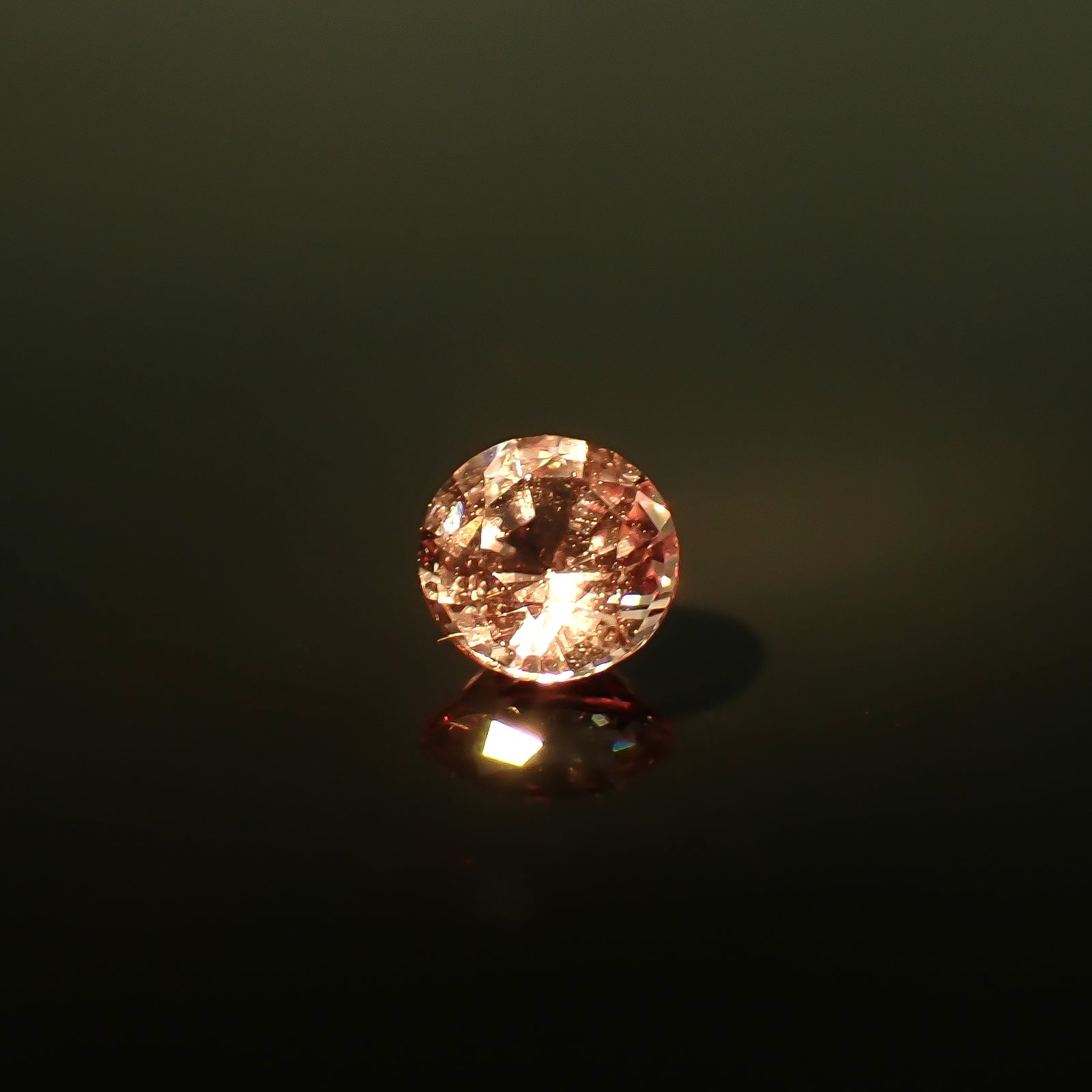 ドラゴンガーネット タンザニア産 0.58ct / 4.9x4.9mm前後 [260732673]